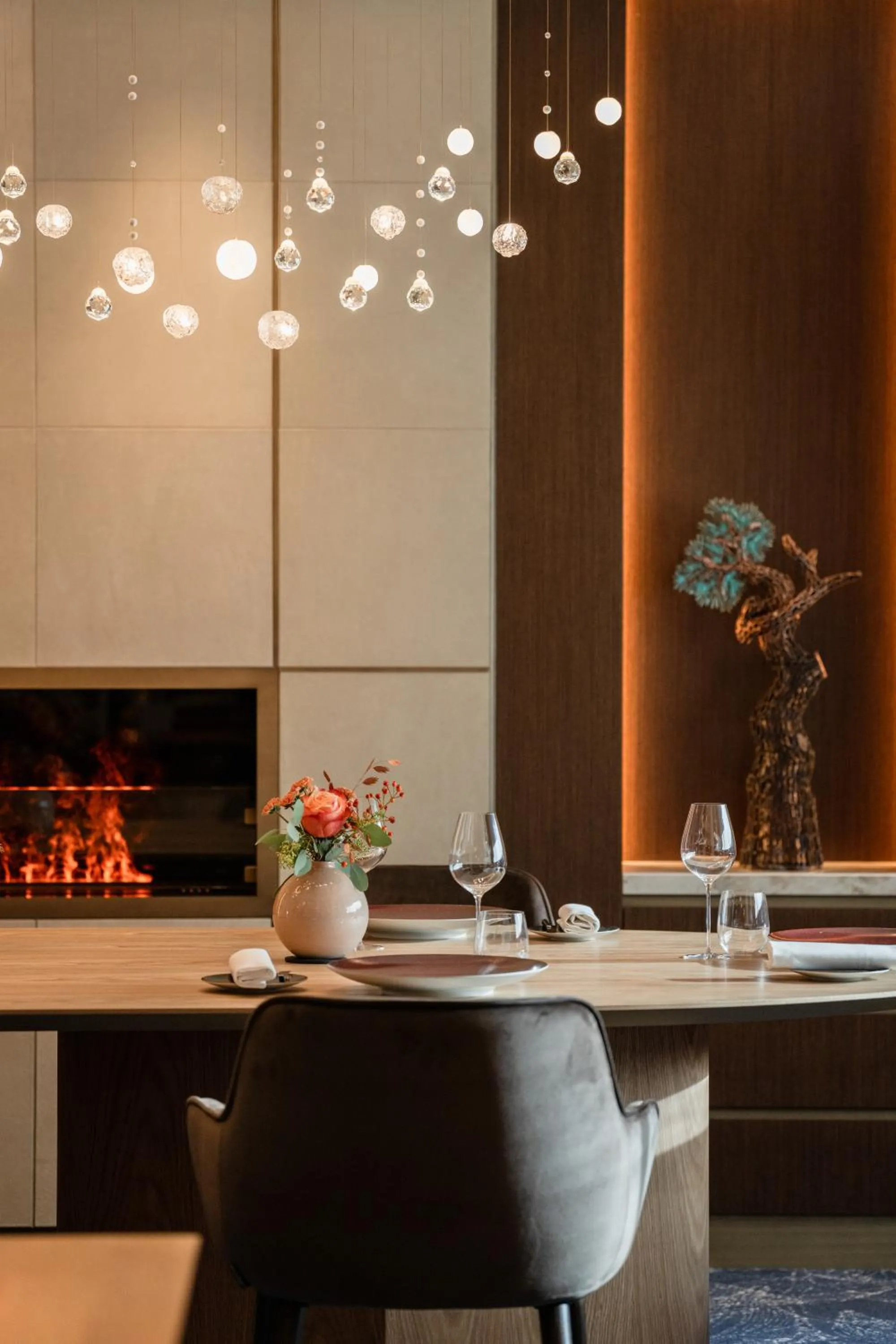 Restaurant/places to eat in Royal Manotel