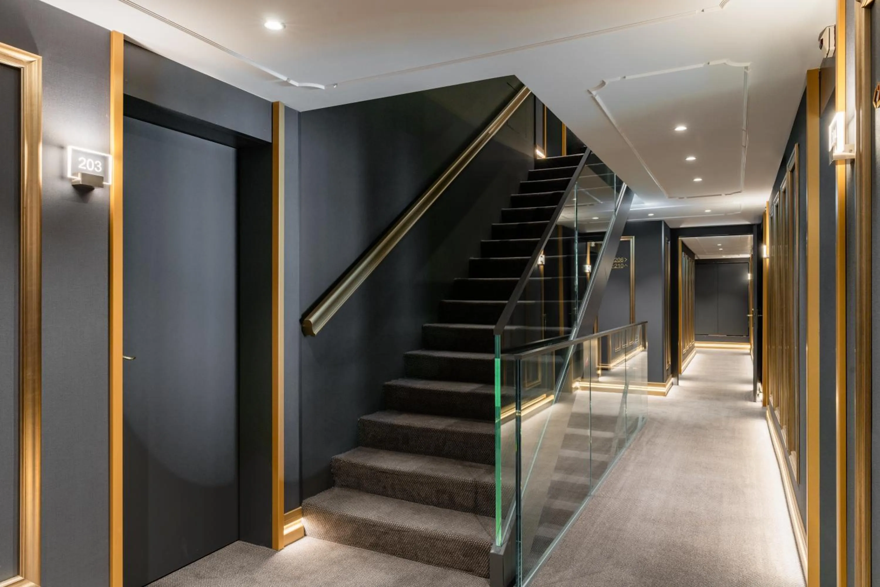 Property building in Royal Manotel