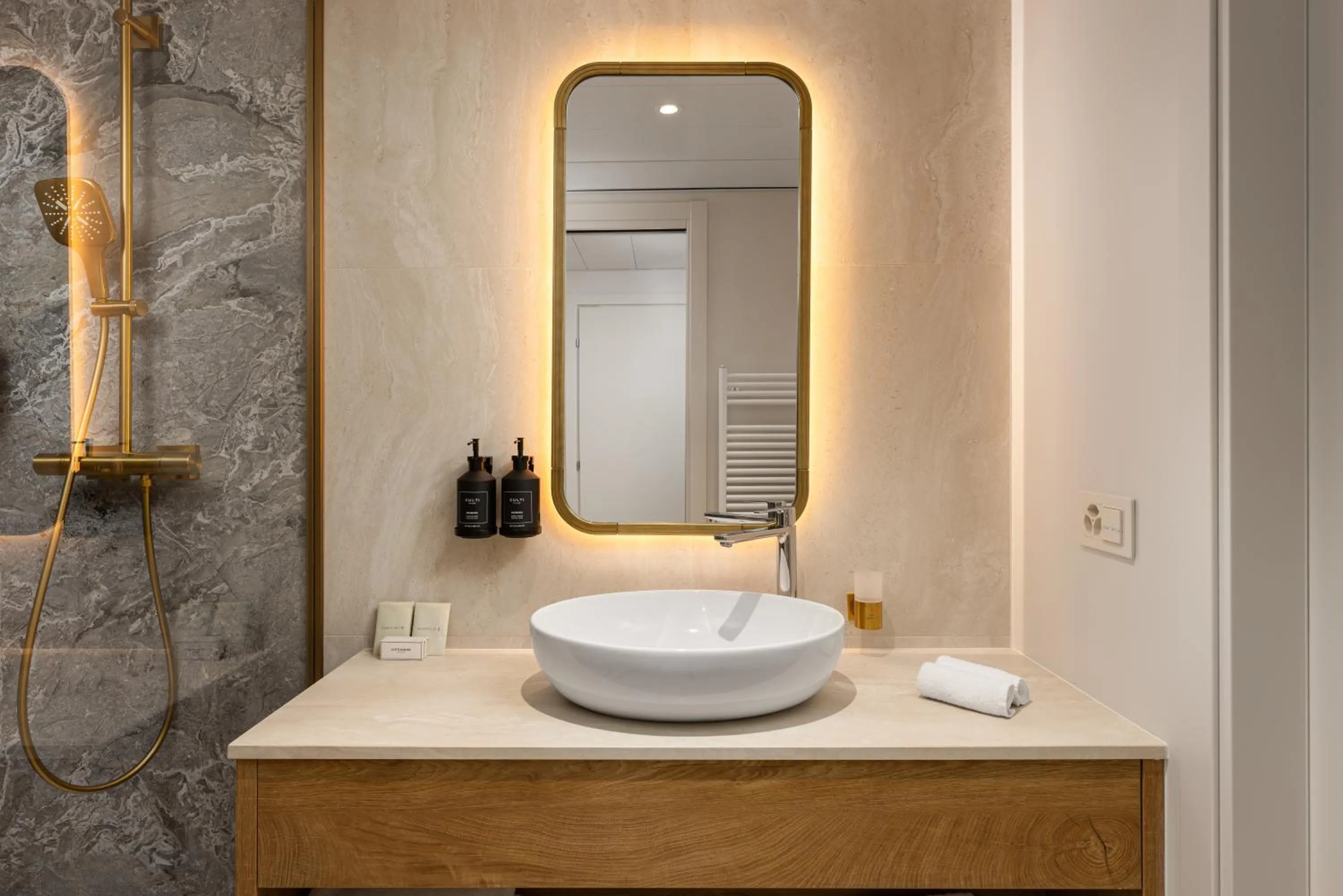 Shower in Royal Manotel