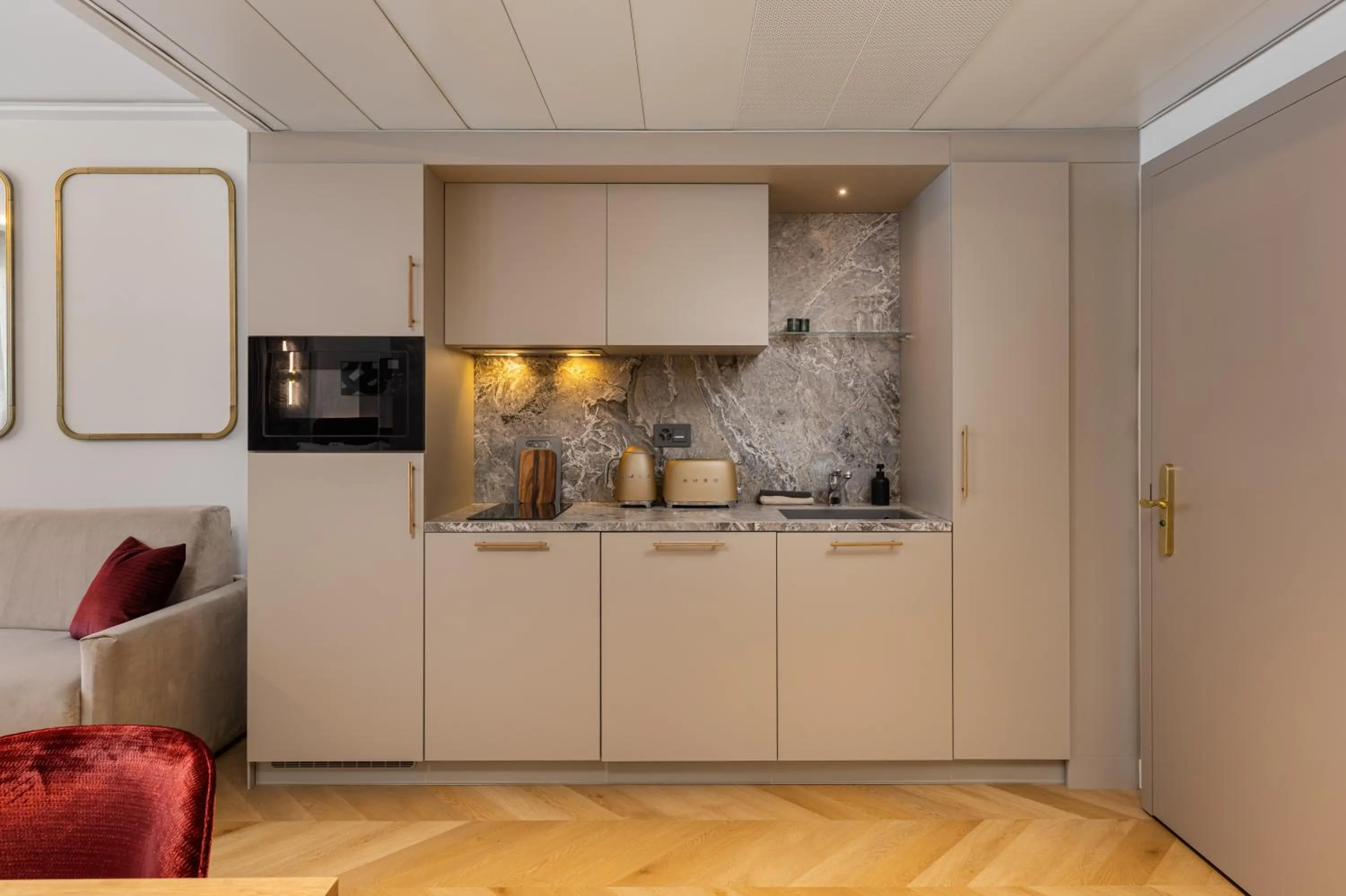 Coffee/tea facilities in Royal Manotel