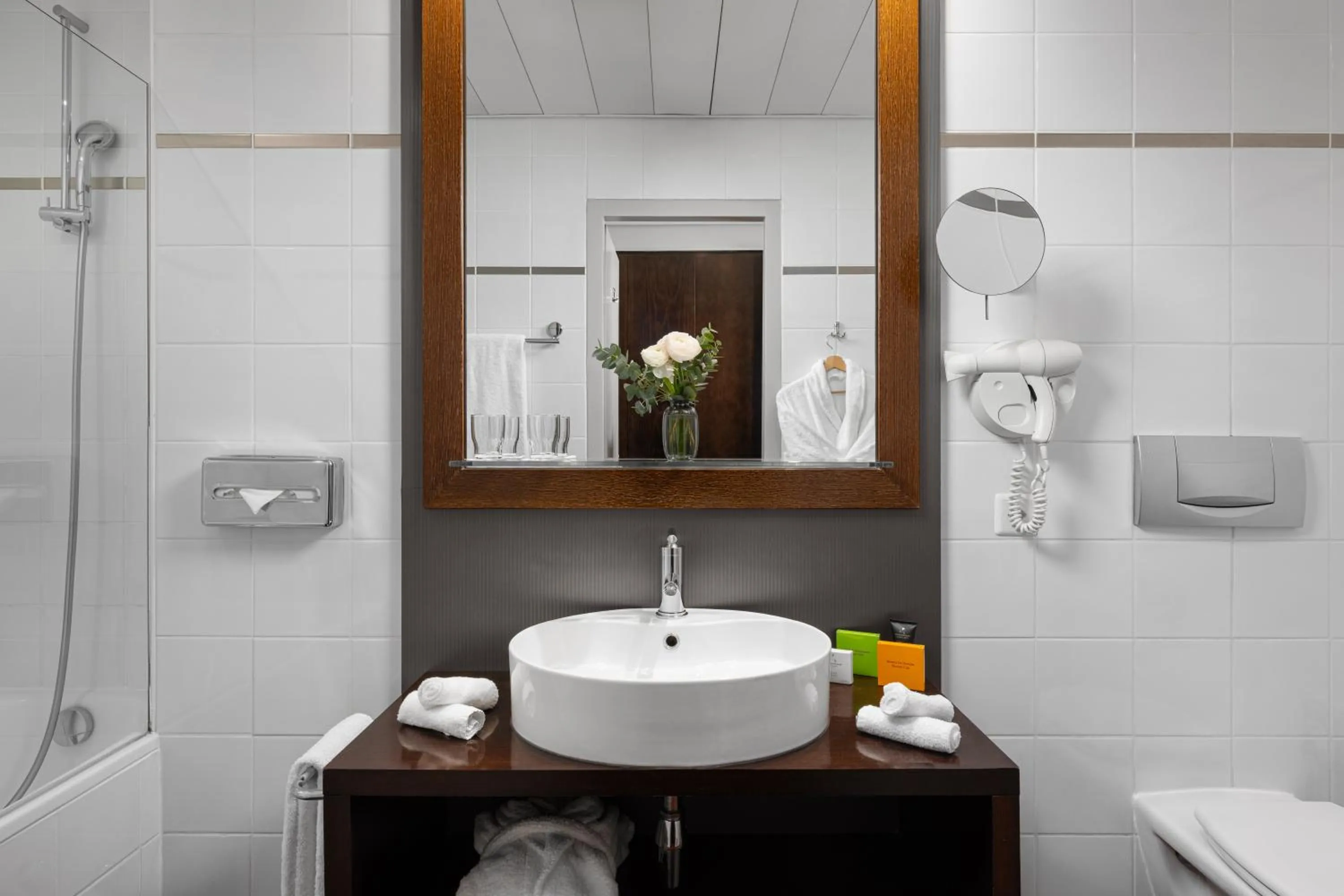 Bathroom in Auteuil Manotel