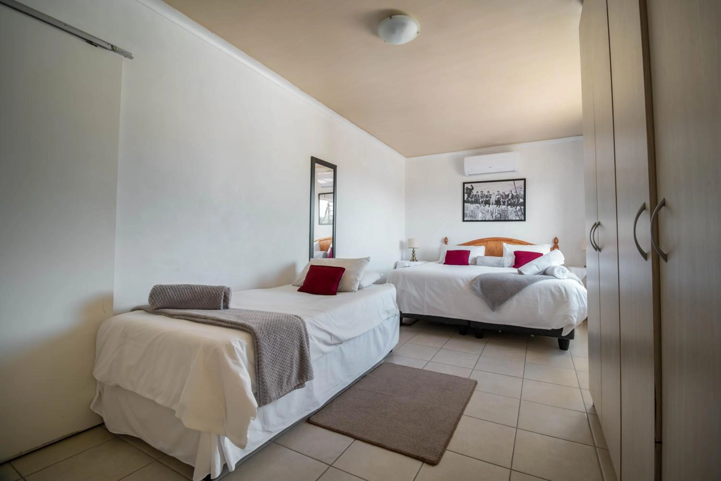 Photo of the whole room in Broadway Tygervalley House