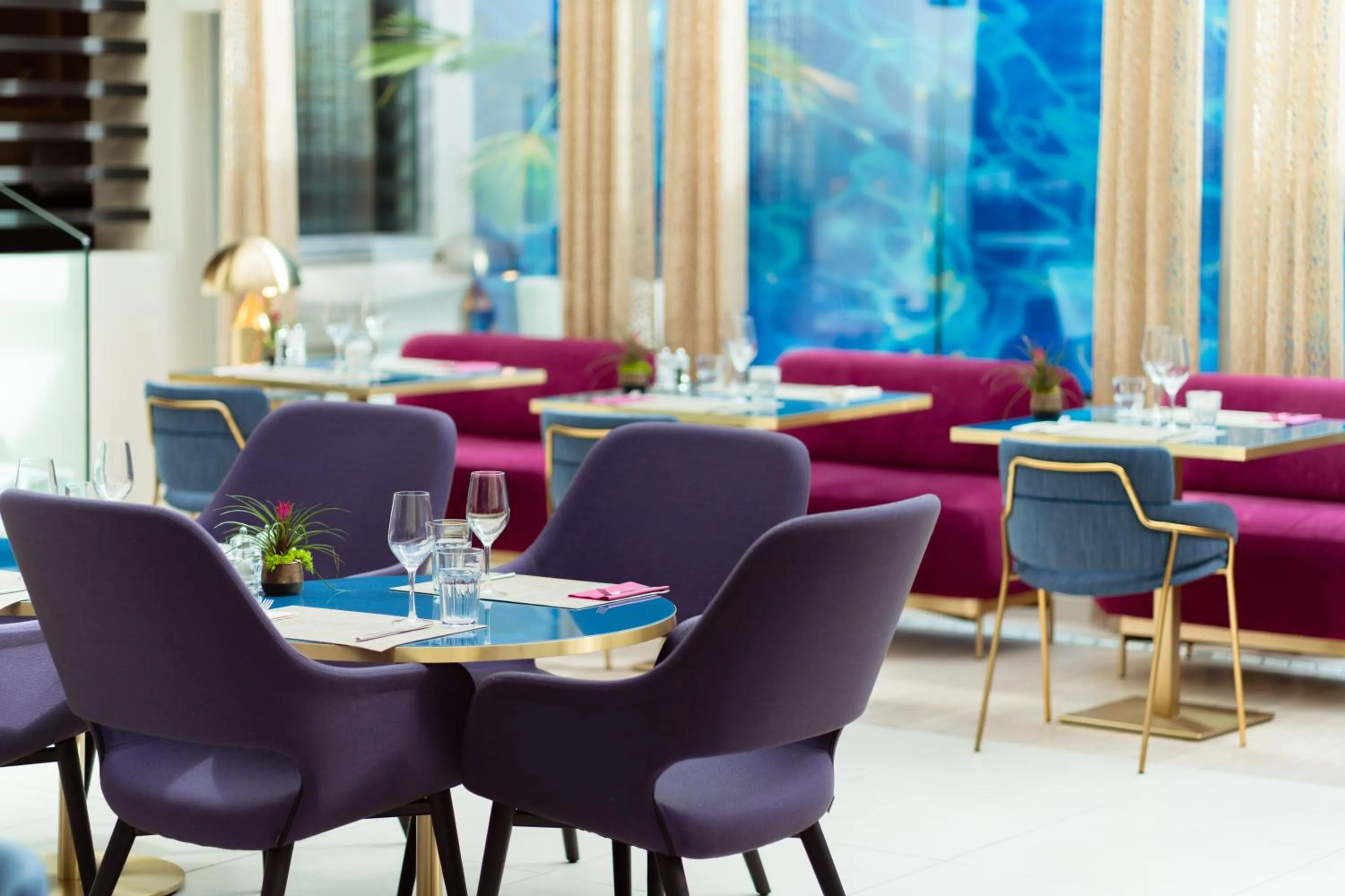 Restaurant/places to eat in N’vY Manotel