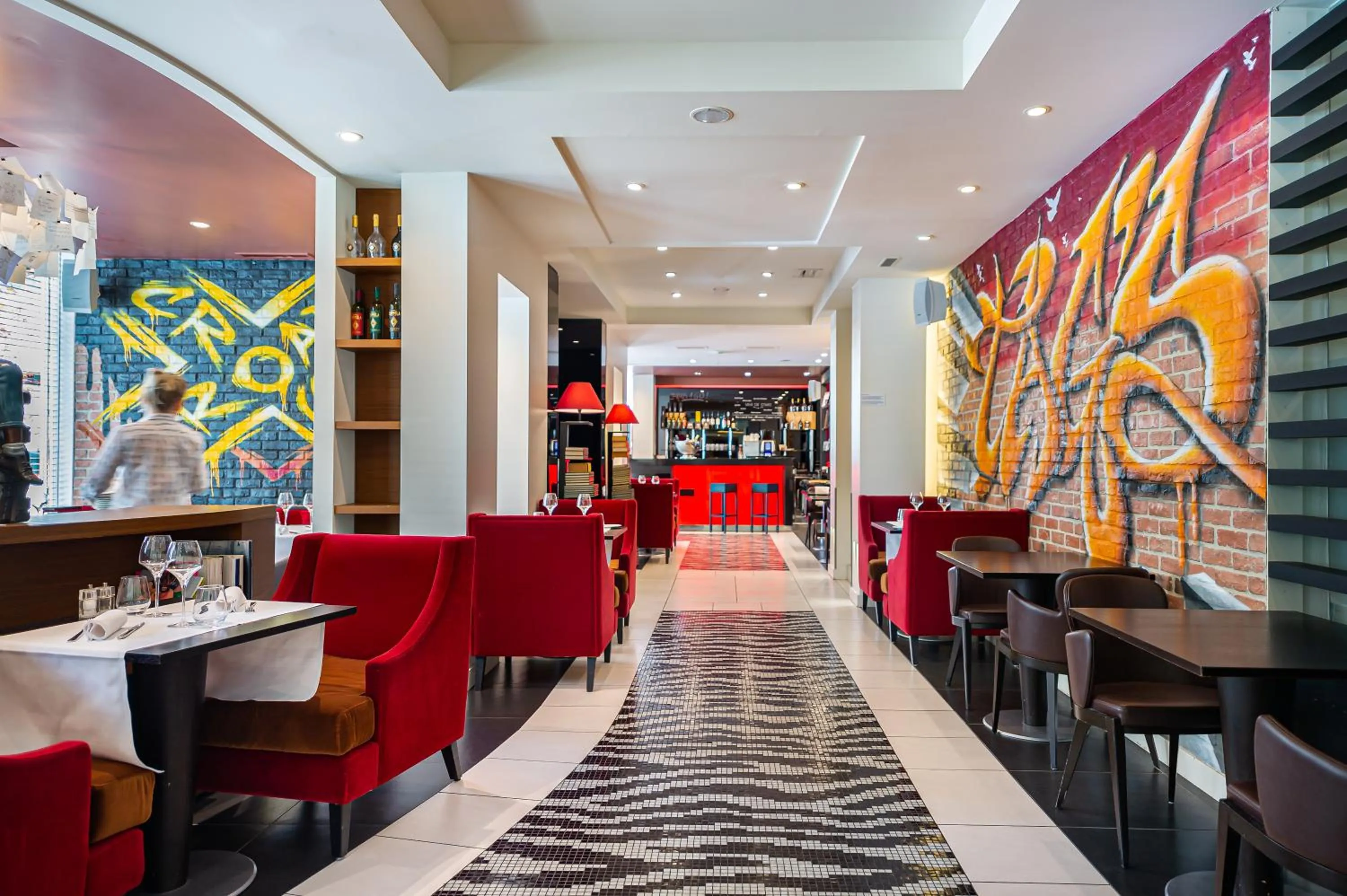 Restaurant/places to eat in N’vY Manotel