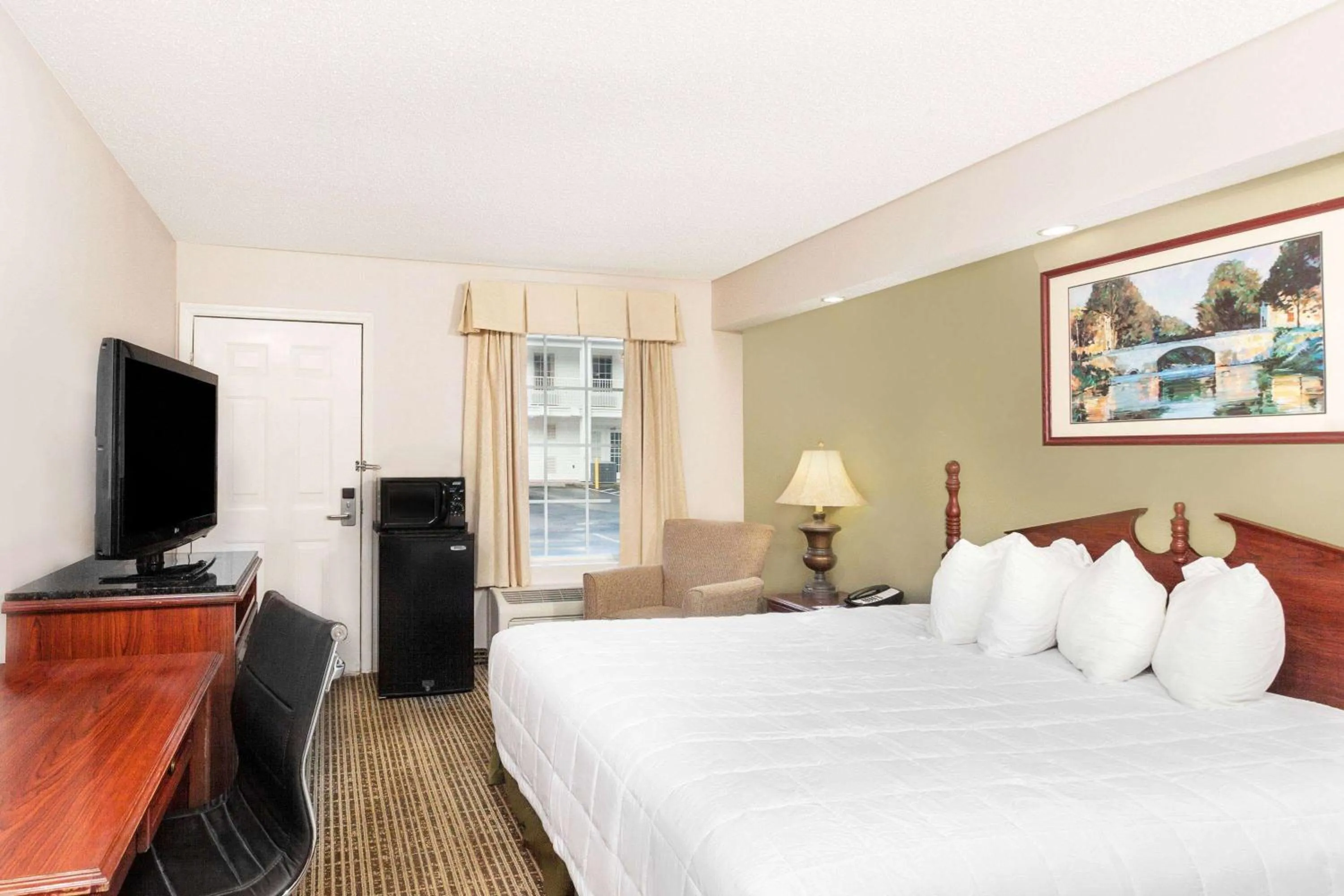 Photo of the whole room, Bed in Baymont by Wyndham Tullahoma