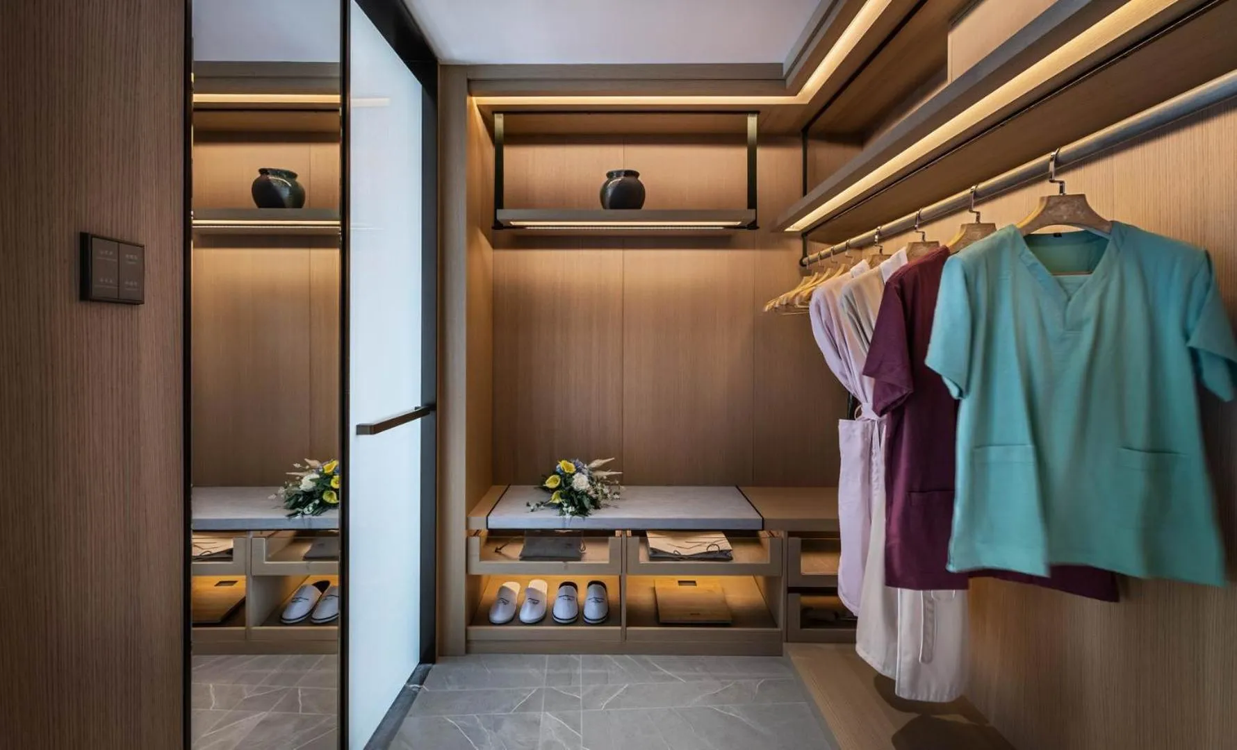 wardrobe in Elegant Hotel Guangzhou Zhujiang New Town Canton Tower- Free Shuttle Bus to Canton Fair Complex during Canton Fair period