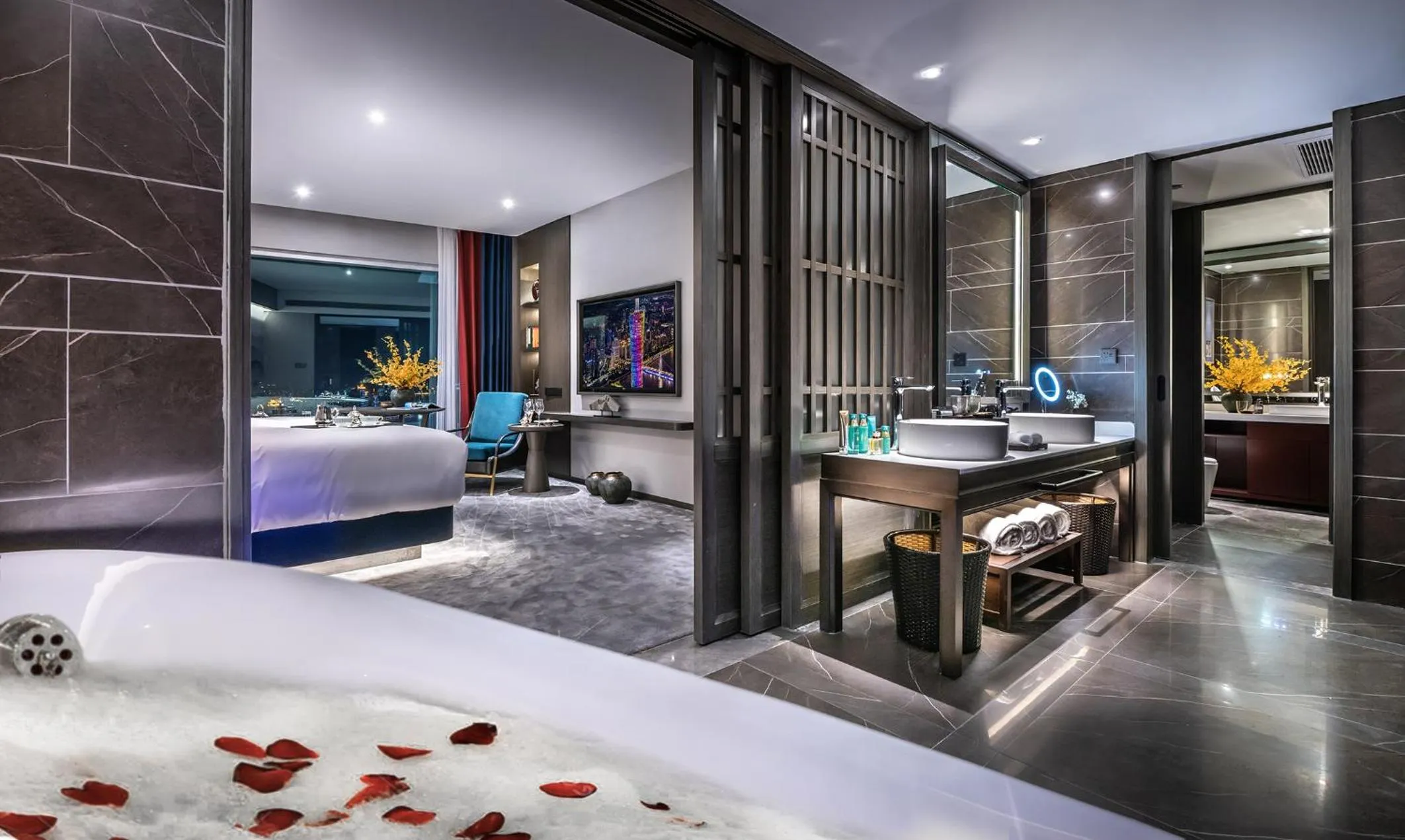 Photo of the whole room, Bed in Elegant Hotel Guangzhou Zhujiang New Town Canton Tower- Free Shuttle Bus to Canton Fair Complex during Canton Fair period