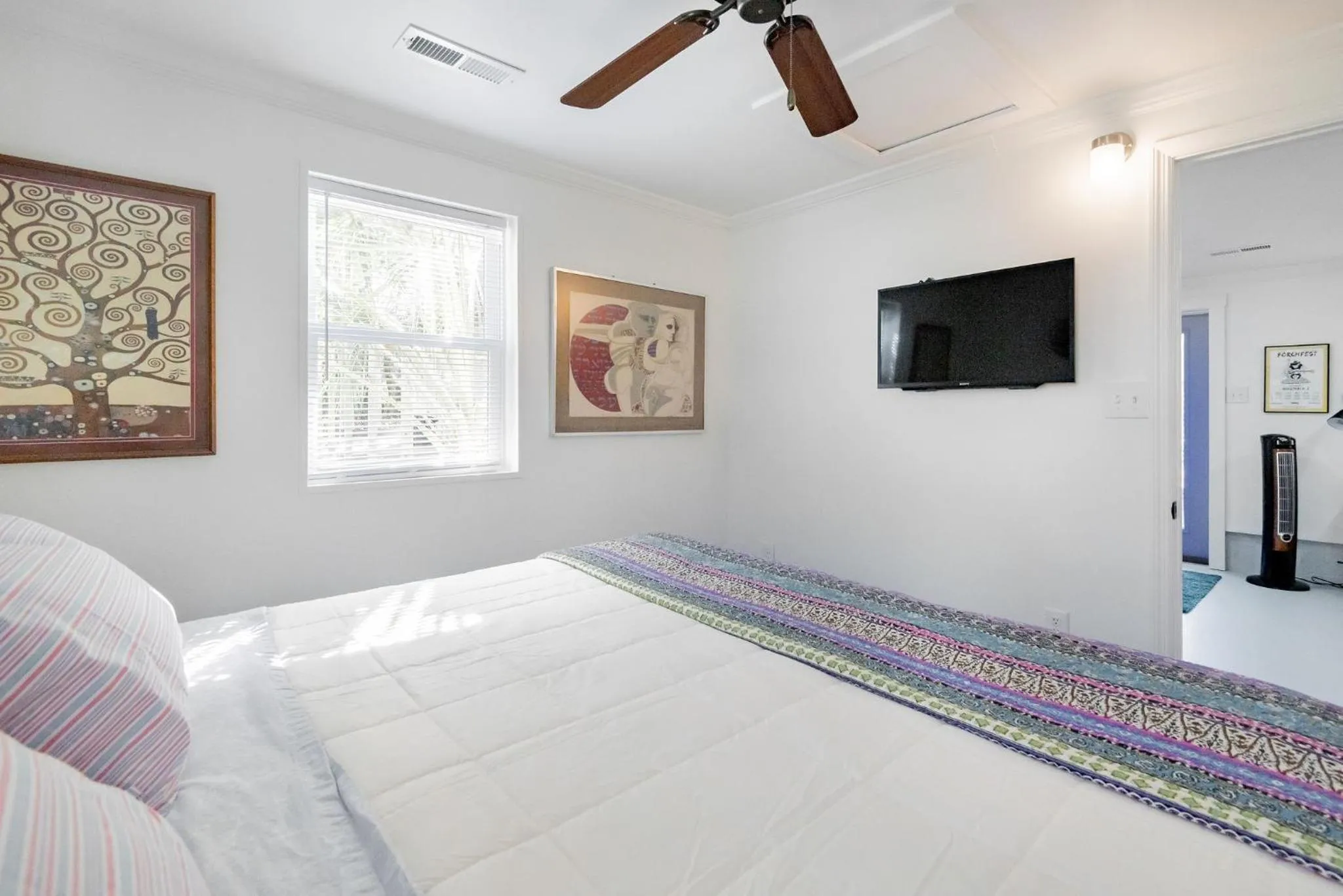 Bed in Folly Vacation Laid Back Casual Beach Bungalow 209-B