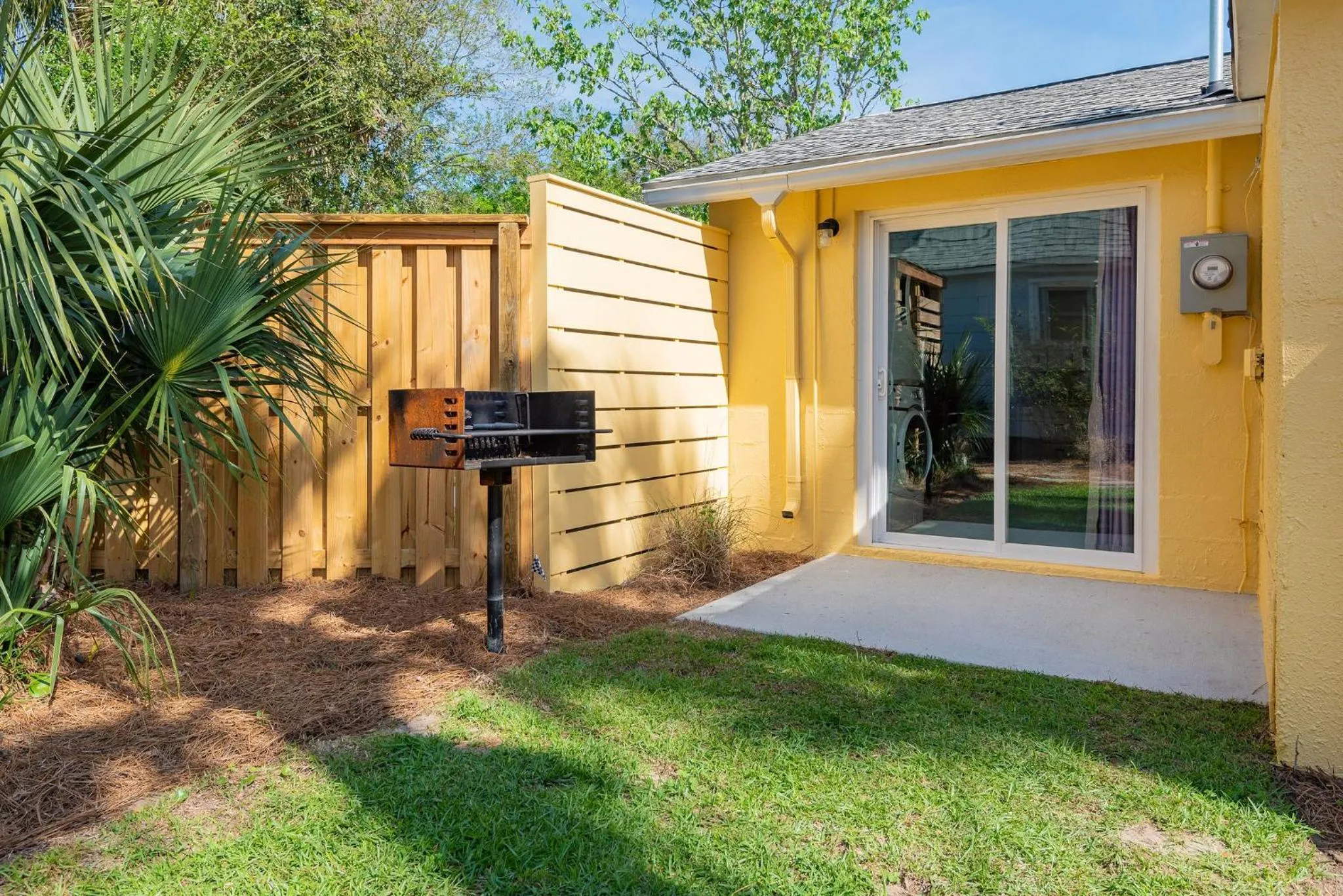 BBQ facilities in Folly Vacation Laid Back Casual Beach Bungalow 209-B