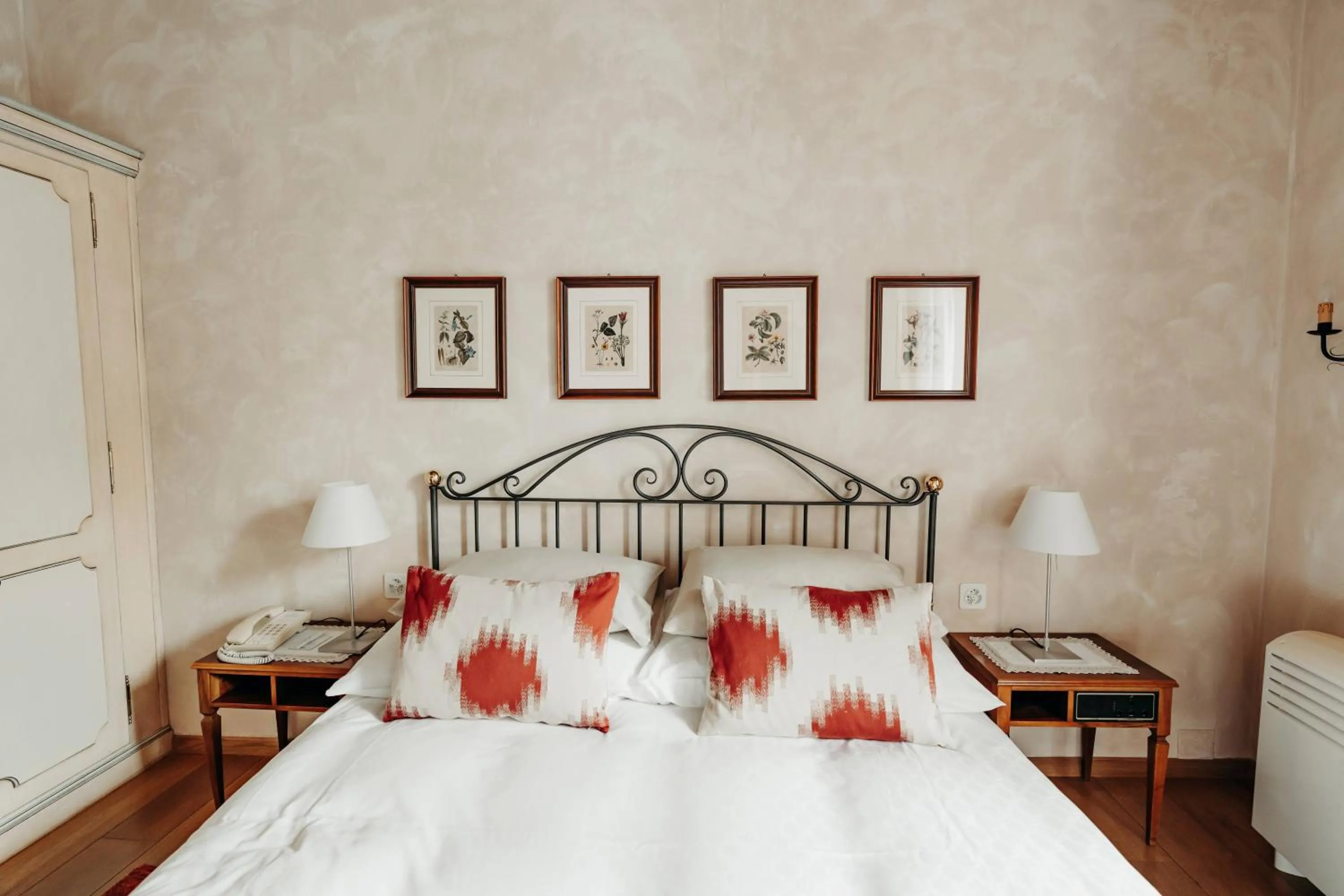 Bedroom, Bed in Romantik Hotel Castello Seeschloss