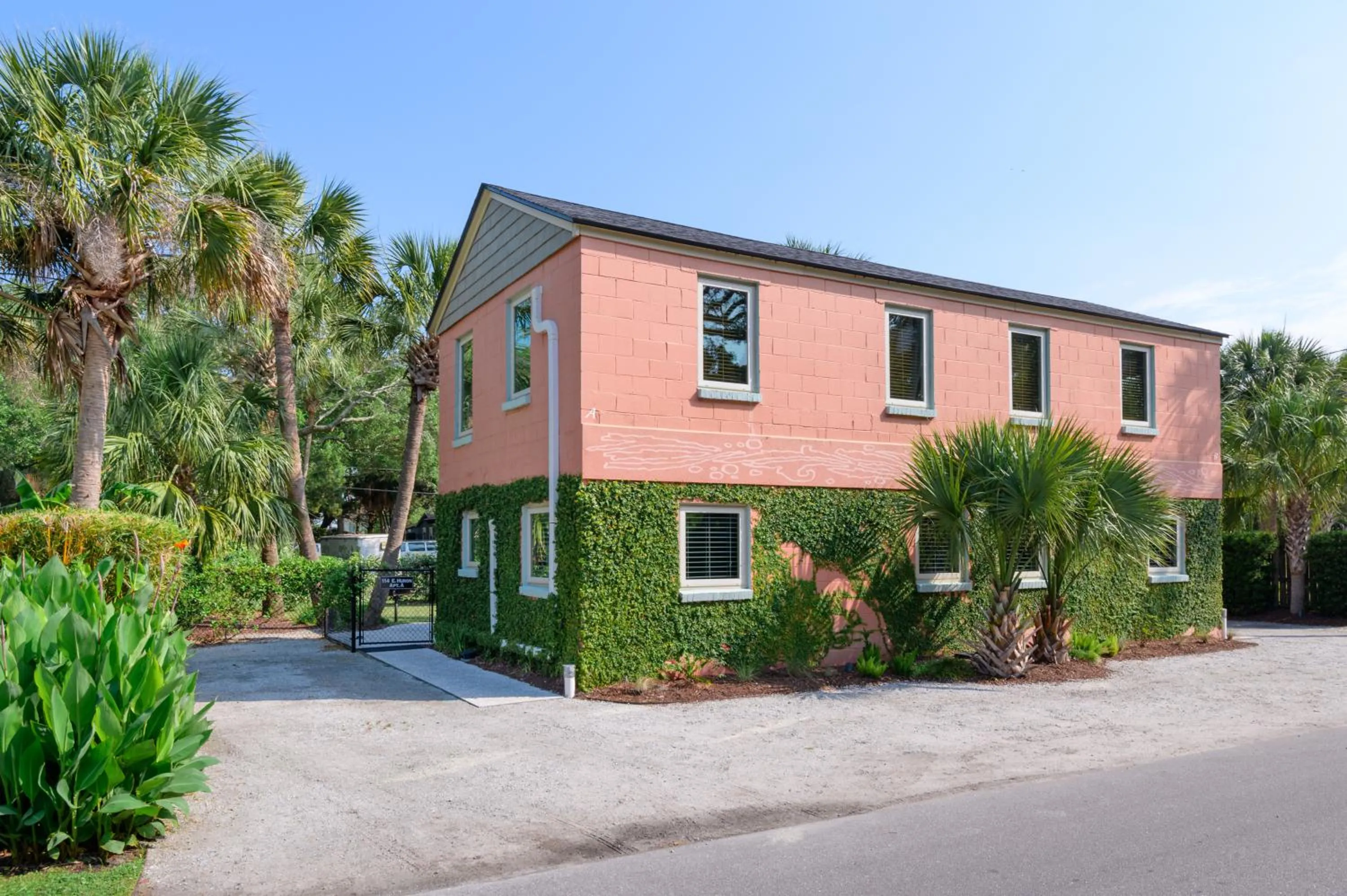Property building in Folly Vacation 114A Townhouse near the beach, pet friendly