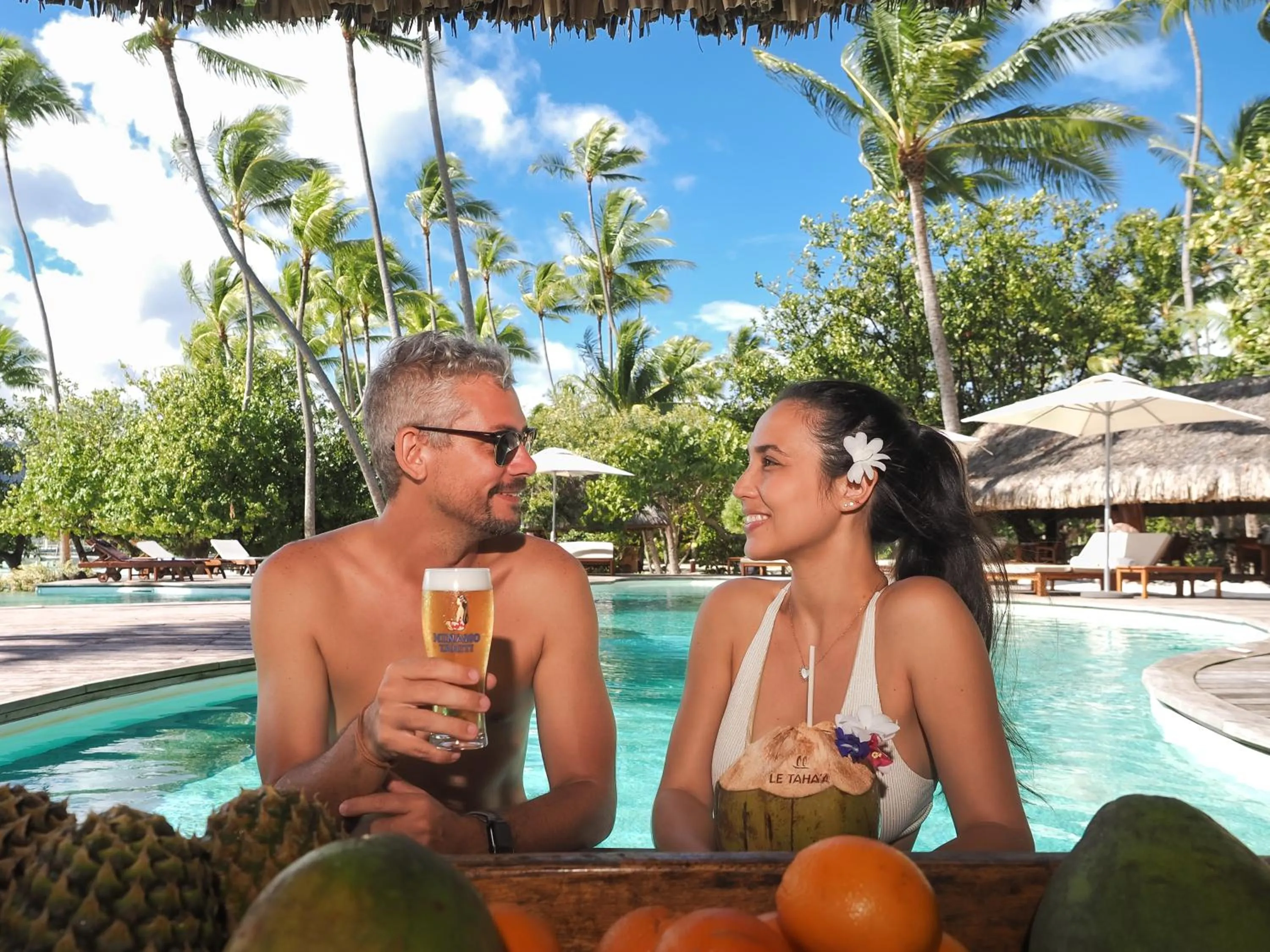 Lounge or bar in Le Taha'a by Pearl Resorts