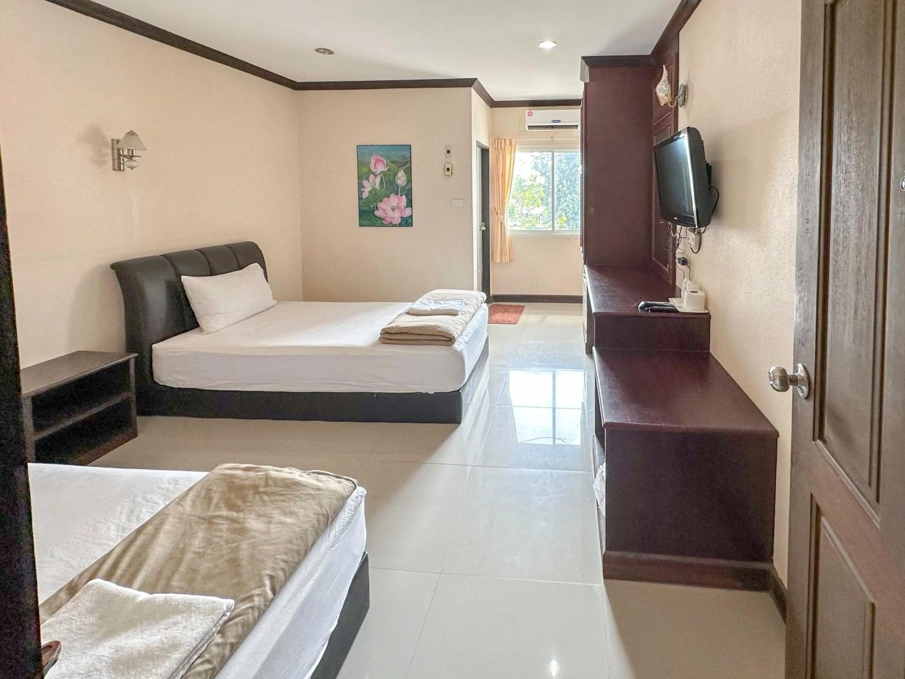 TV and multimedia, Bed in Baiboon Grand Hotel