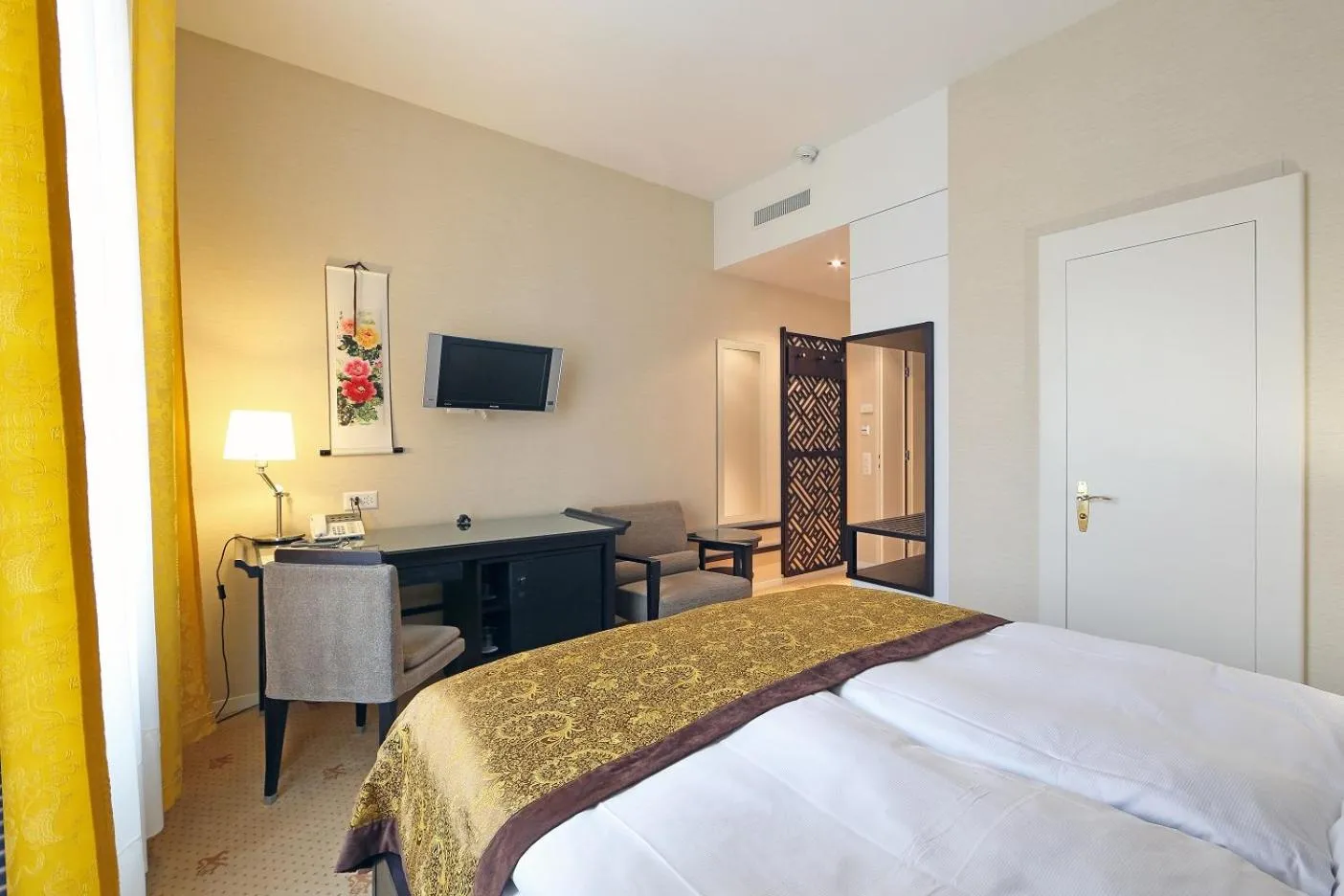 Photo of the whole room, Bed in Hotel St.Gotthard