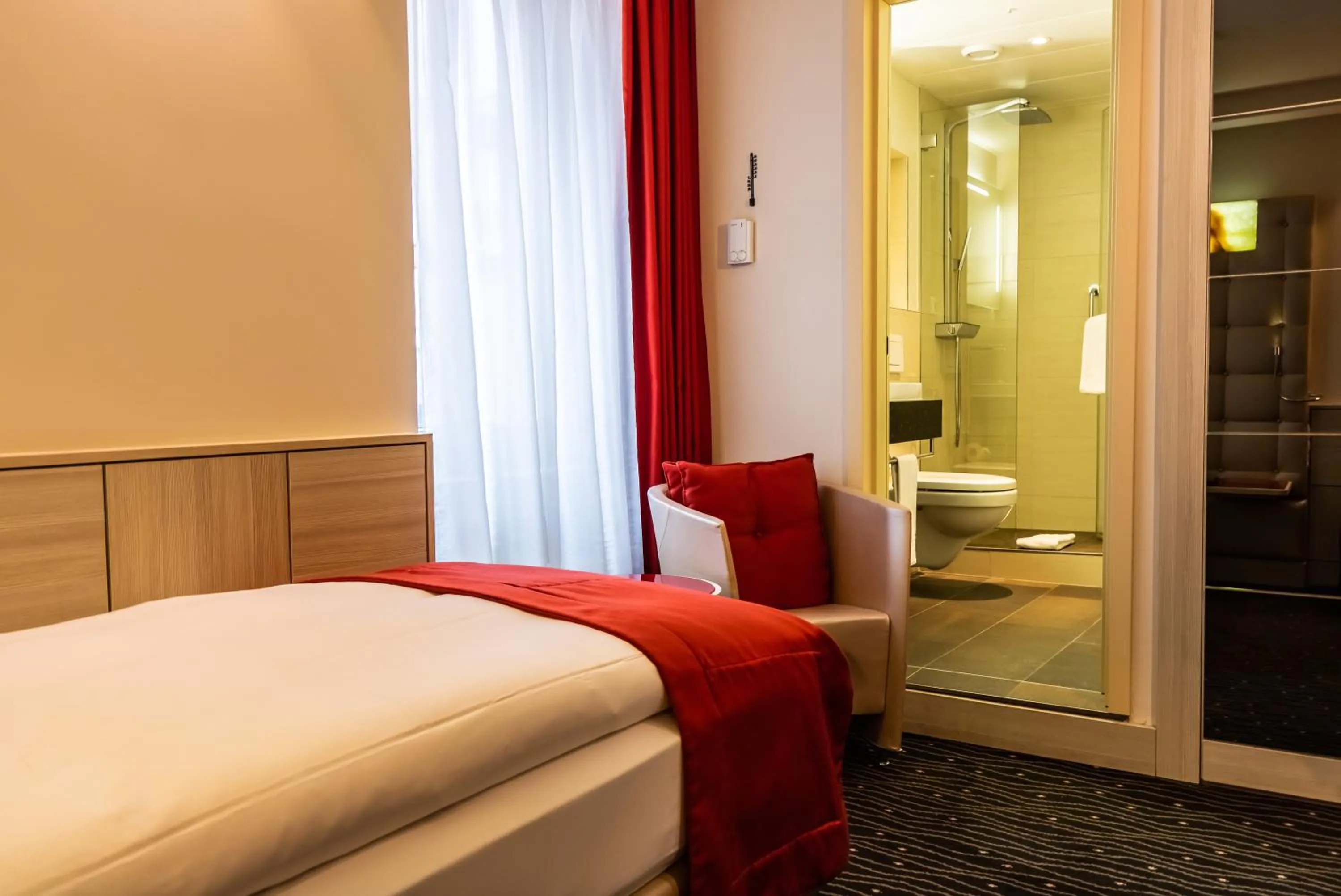 Photo of the whole room, Bed in Hotel St.Gotthard