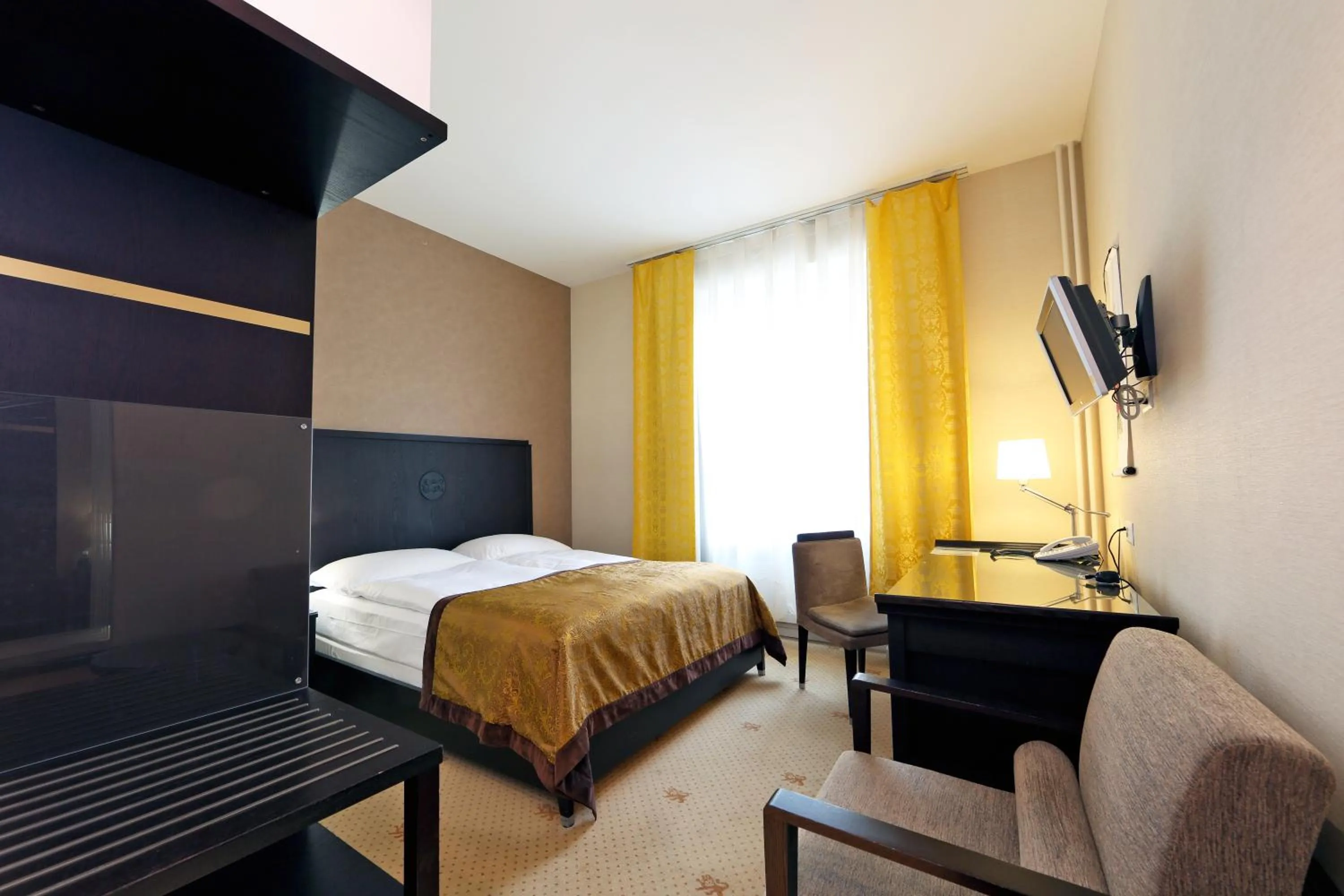 Photo of the whole room, Bed in Hotel St.Gotthard