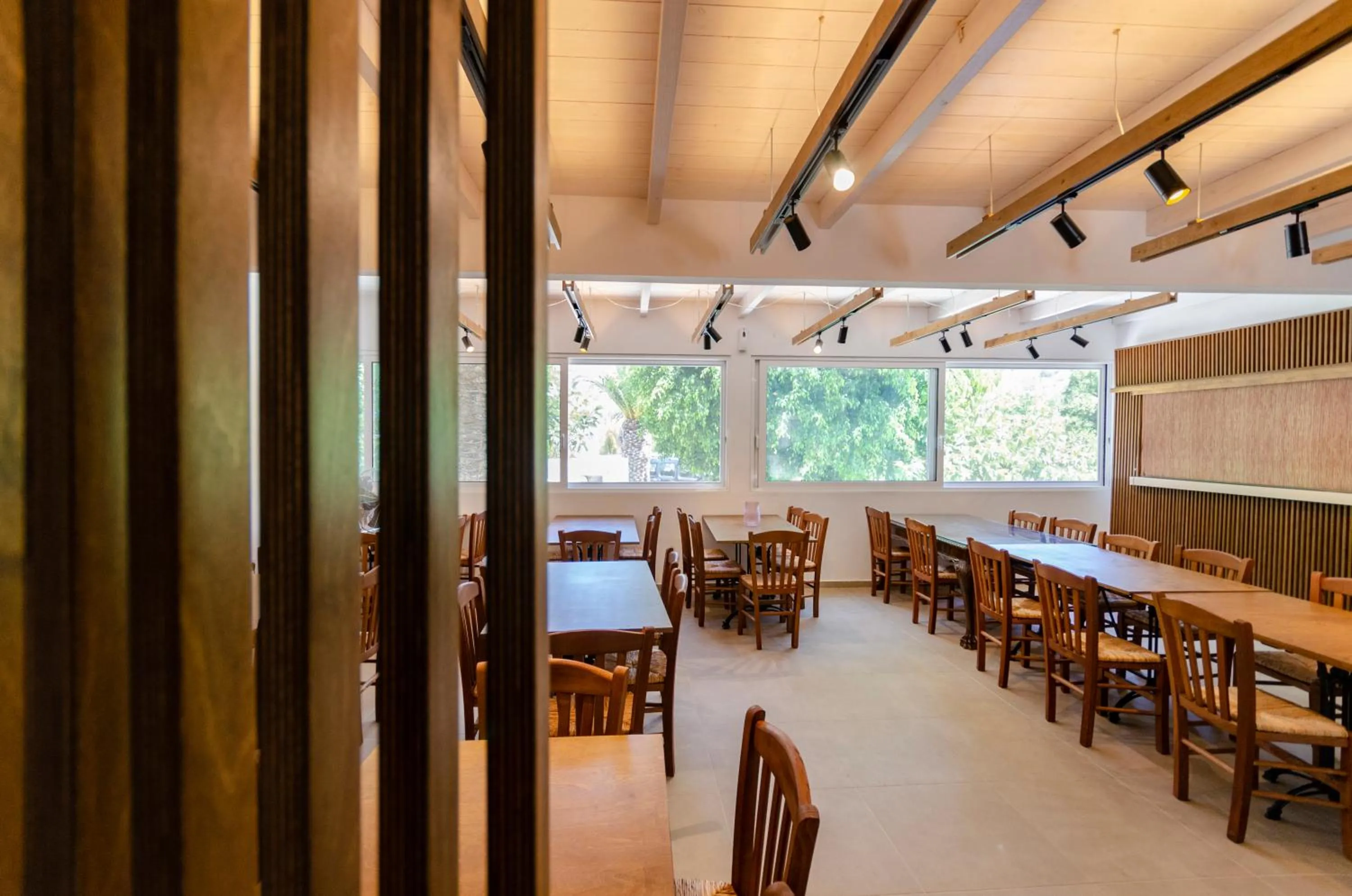 Restaurant/places to eat in Sarikampos Beach