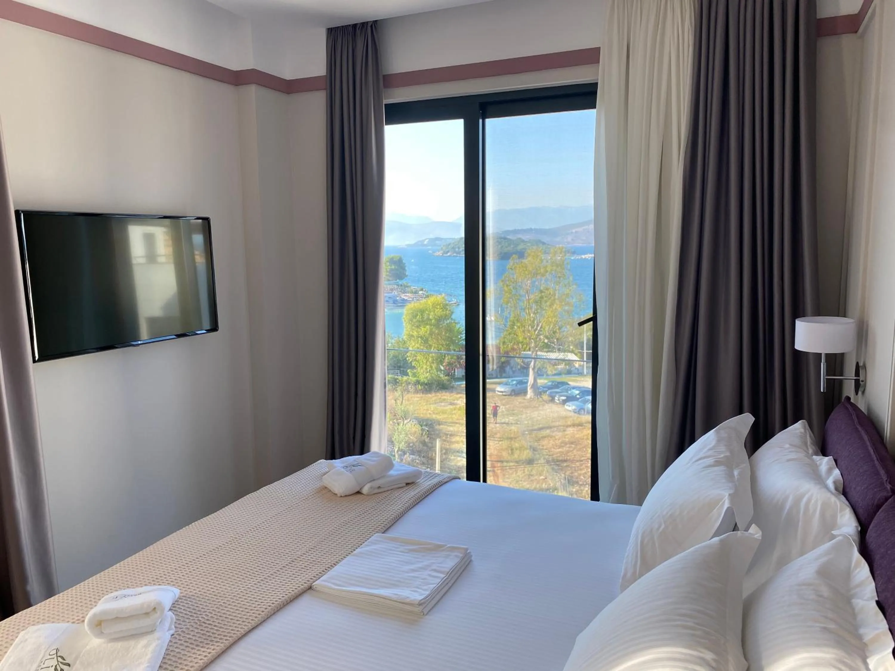 Sea view, Bed in Hotel Olive Ksamil