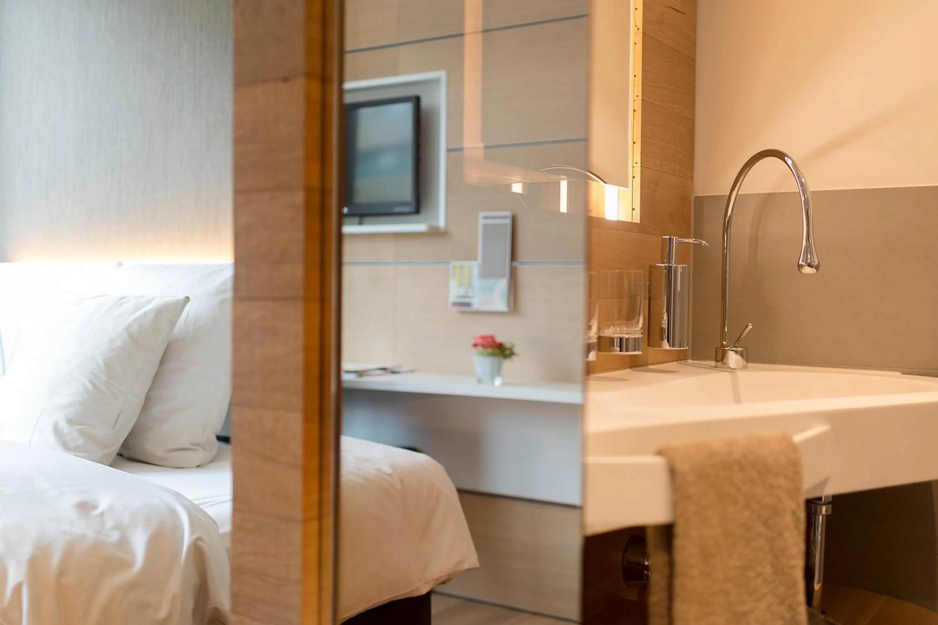 Bedroom, Bed in Steinenschanze Charming City & Garden Hotel