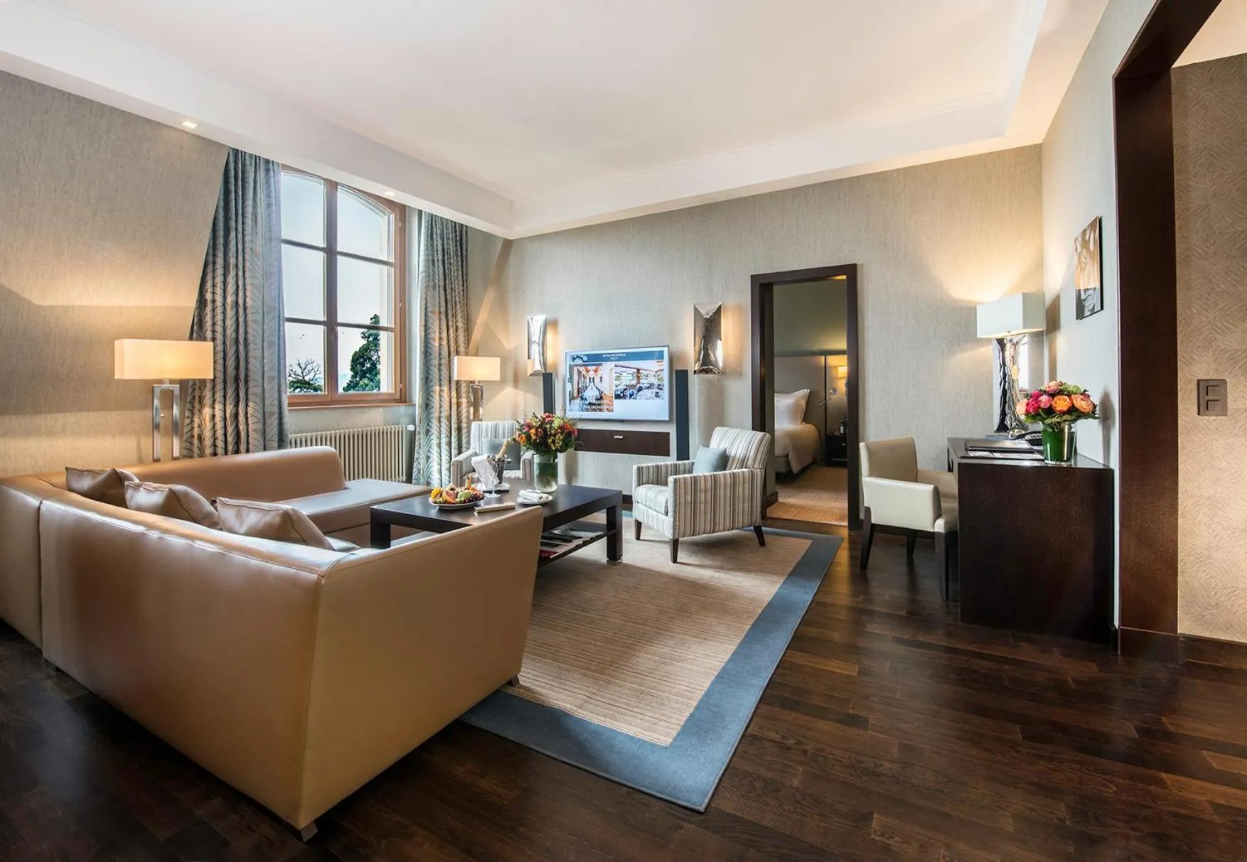 Living room, Bed in Hôtel Métropole Genève