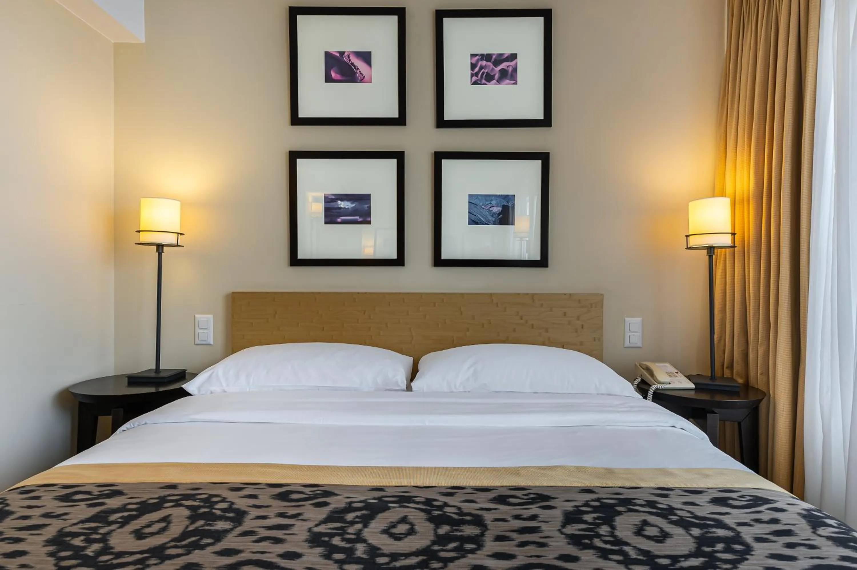 Bedroom, Bed in Jade Manotel