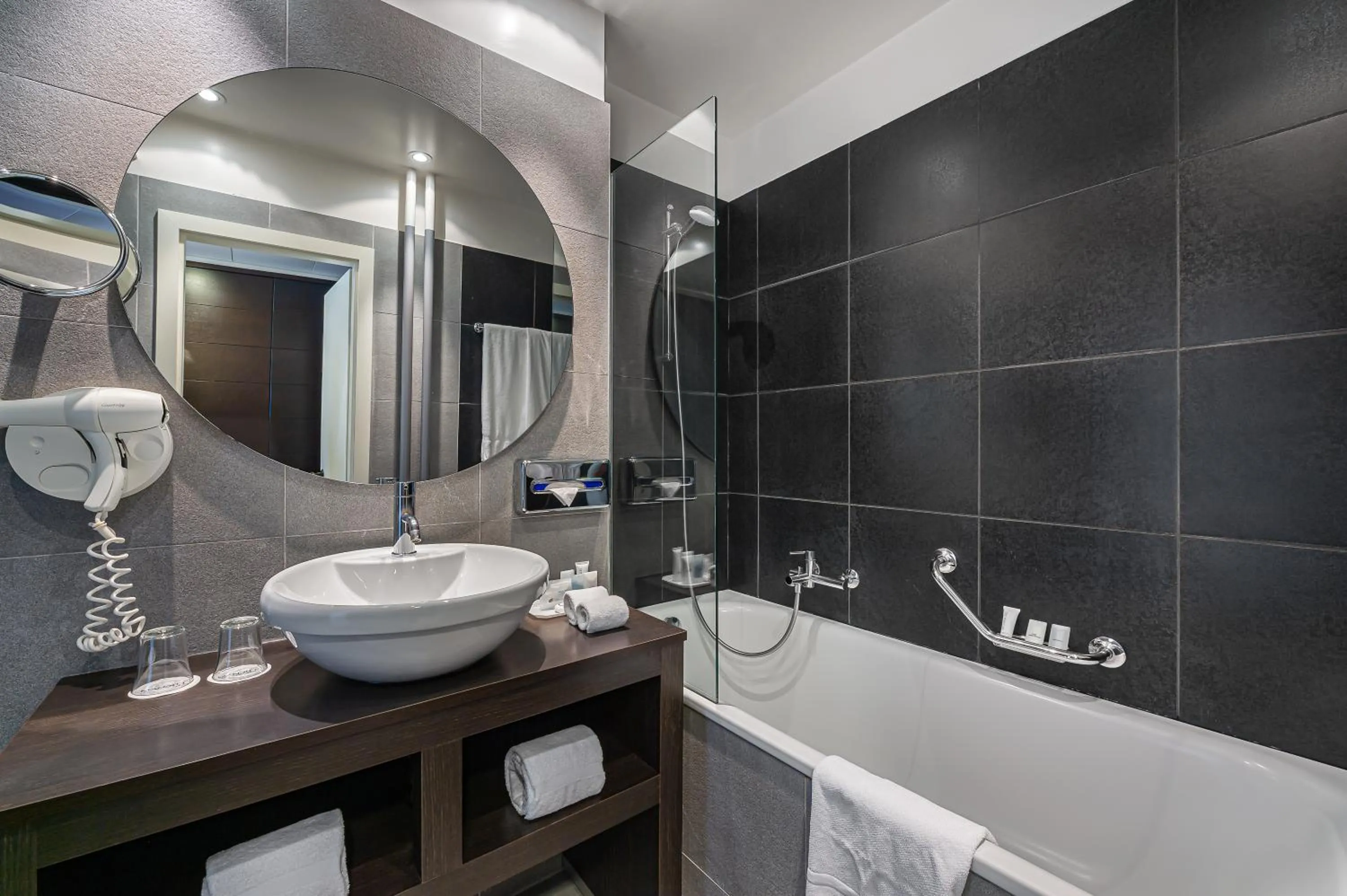 Bathroom in Jade Manotel