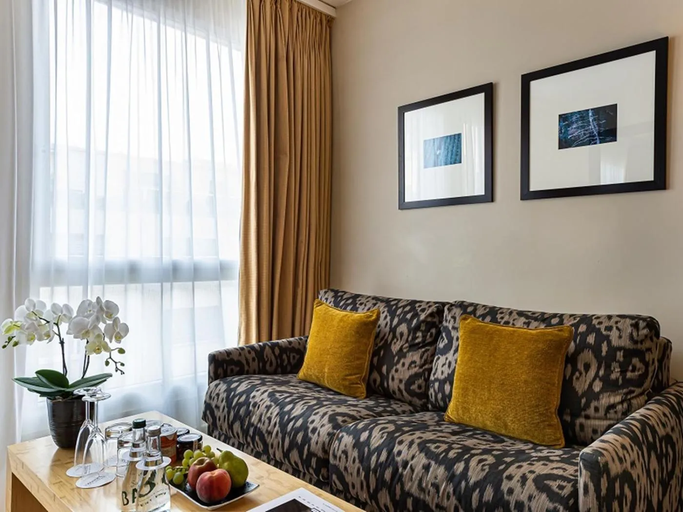 Decorative detail in Jade Manotel