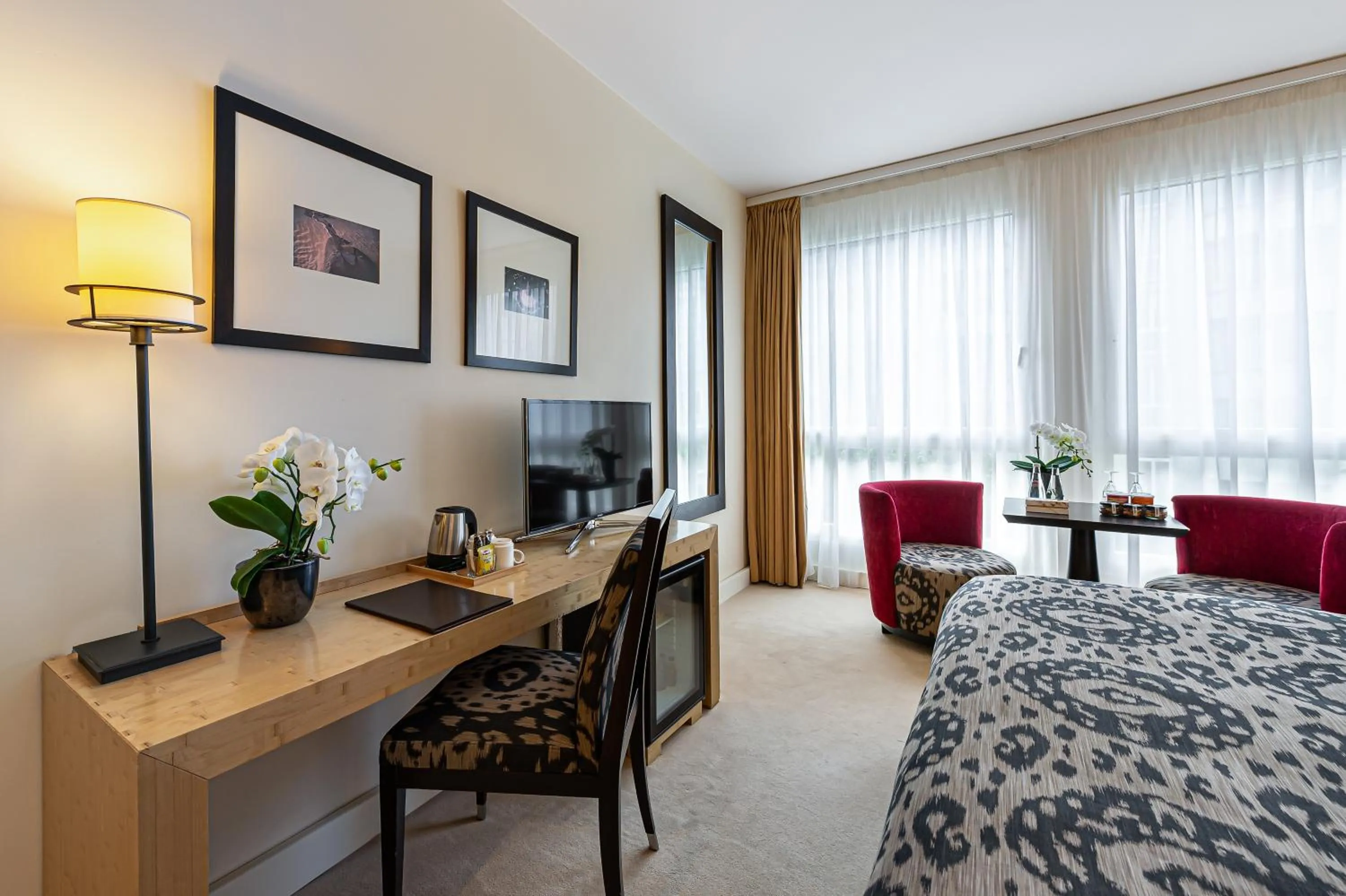 Bedroom, Bed in Jade Manotel