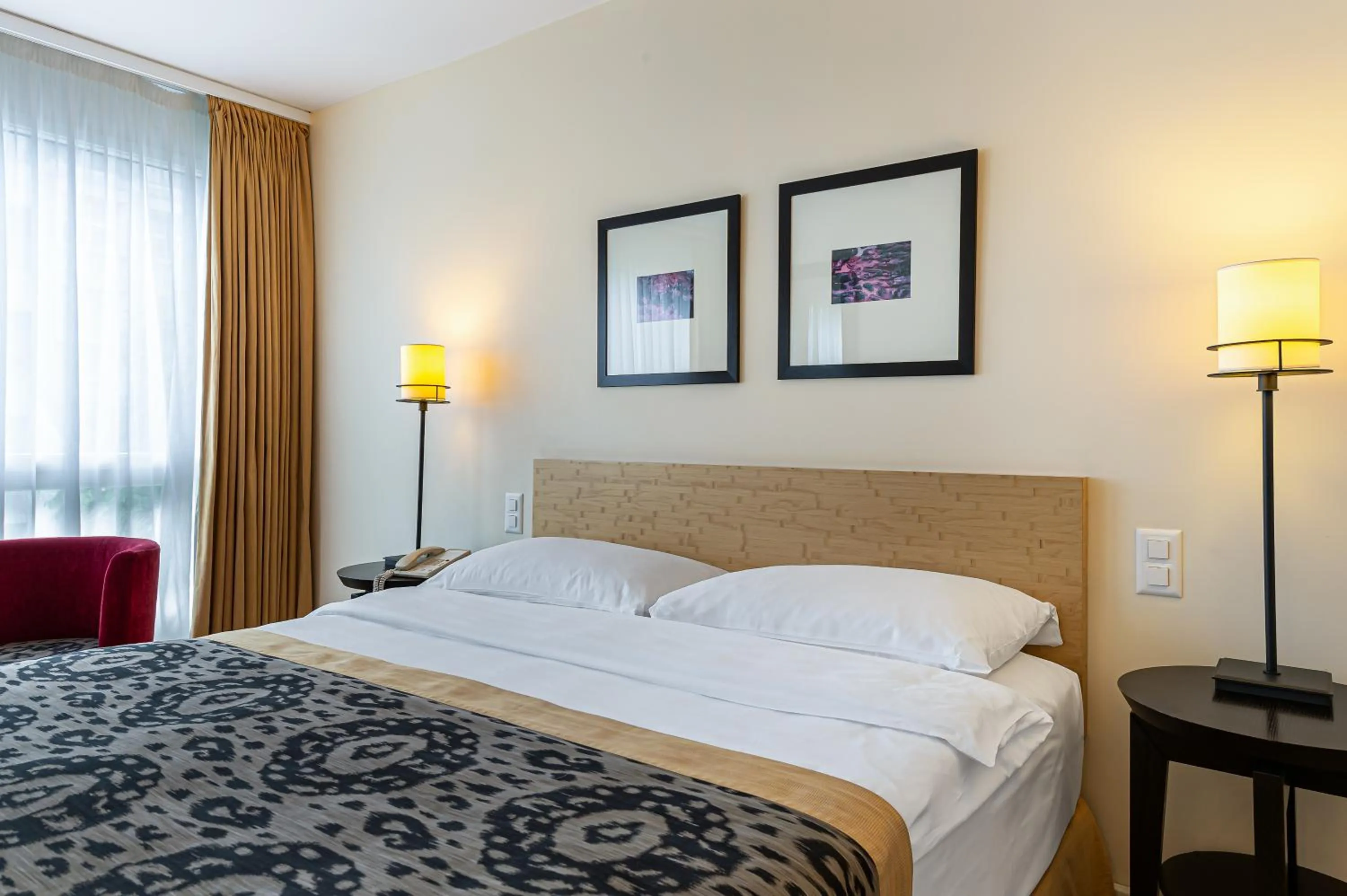 Bedroom, Bed in Jade Manotel