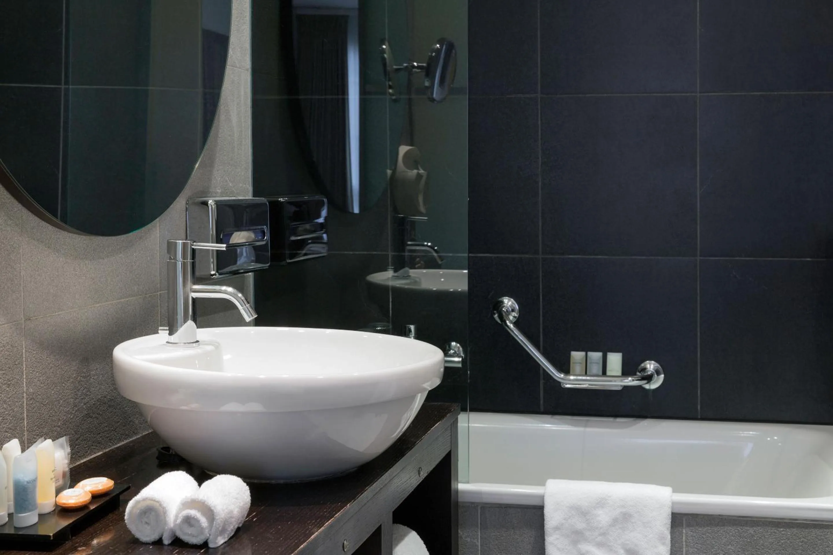 Bathroom in Jade Manotel