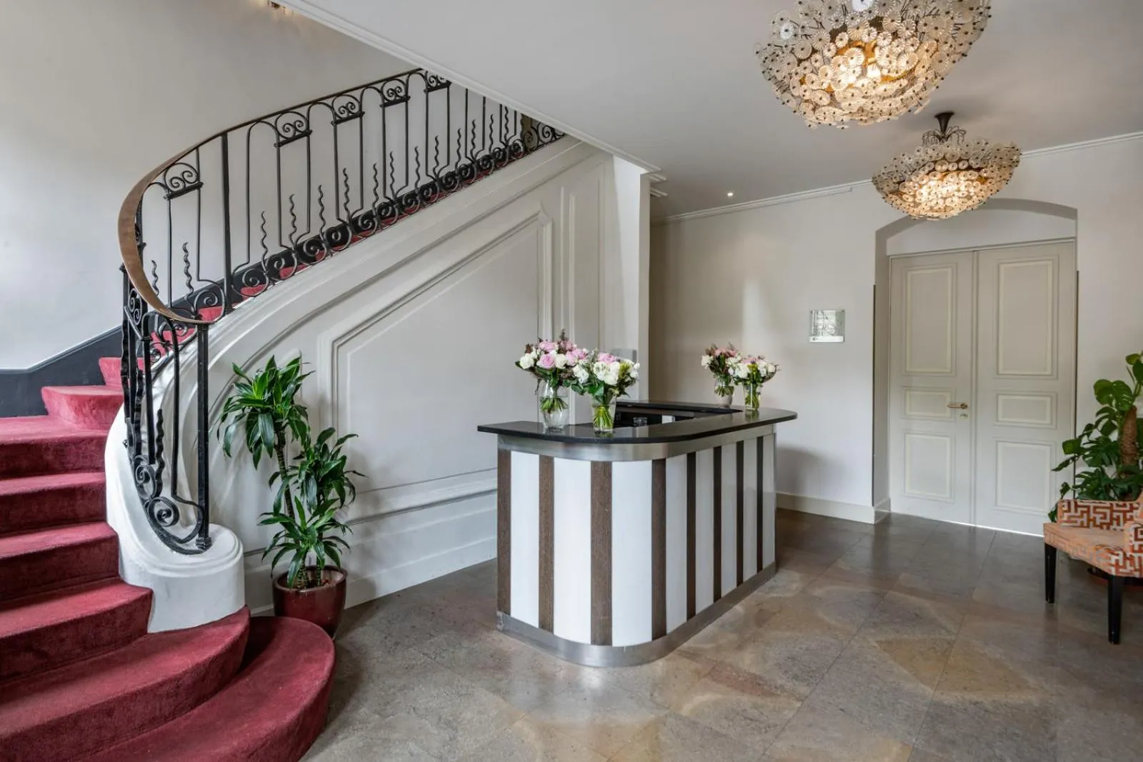 Lobby or reception in Hôtel Résidence Parc des Eaux Vives