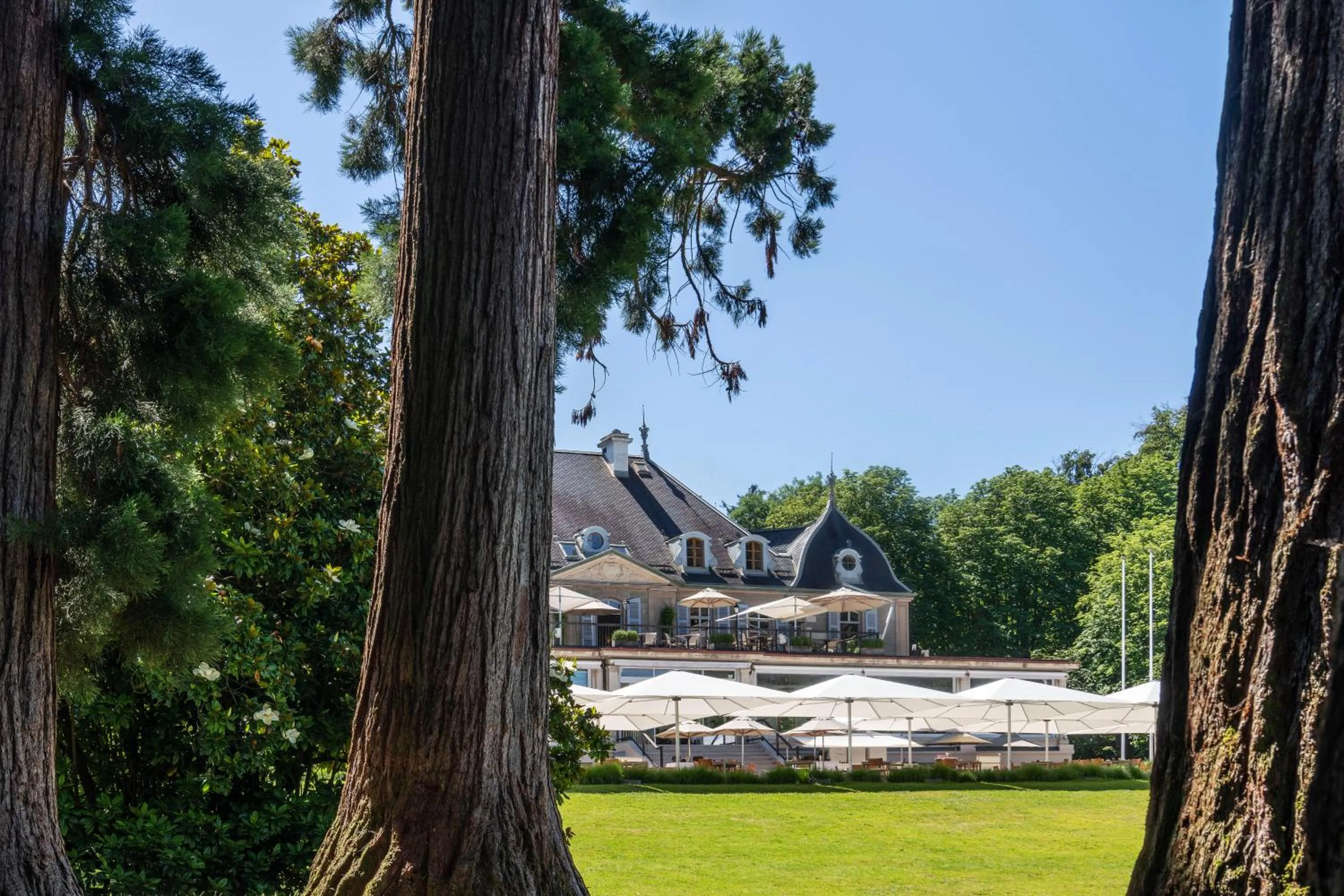 Facade/entrance in Hôtel Résidence Parc des Eaux Vives