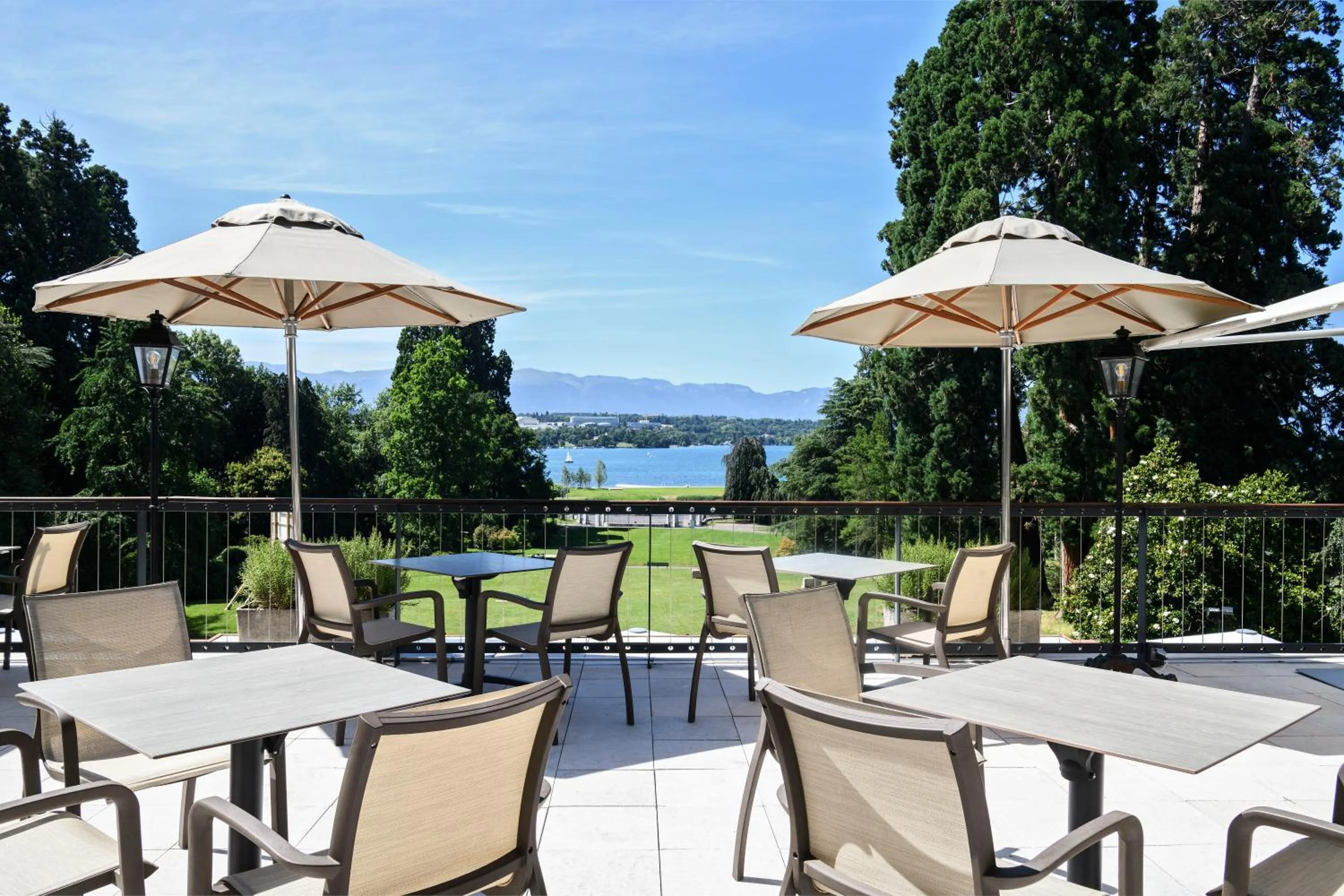 Dining area in Hôtel Résidence Parc des Eaux Vives