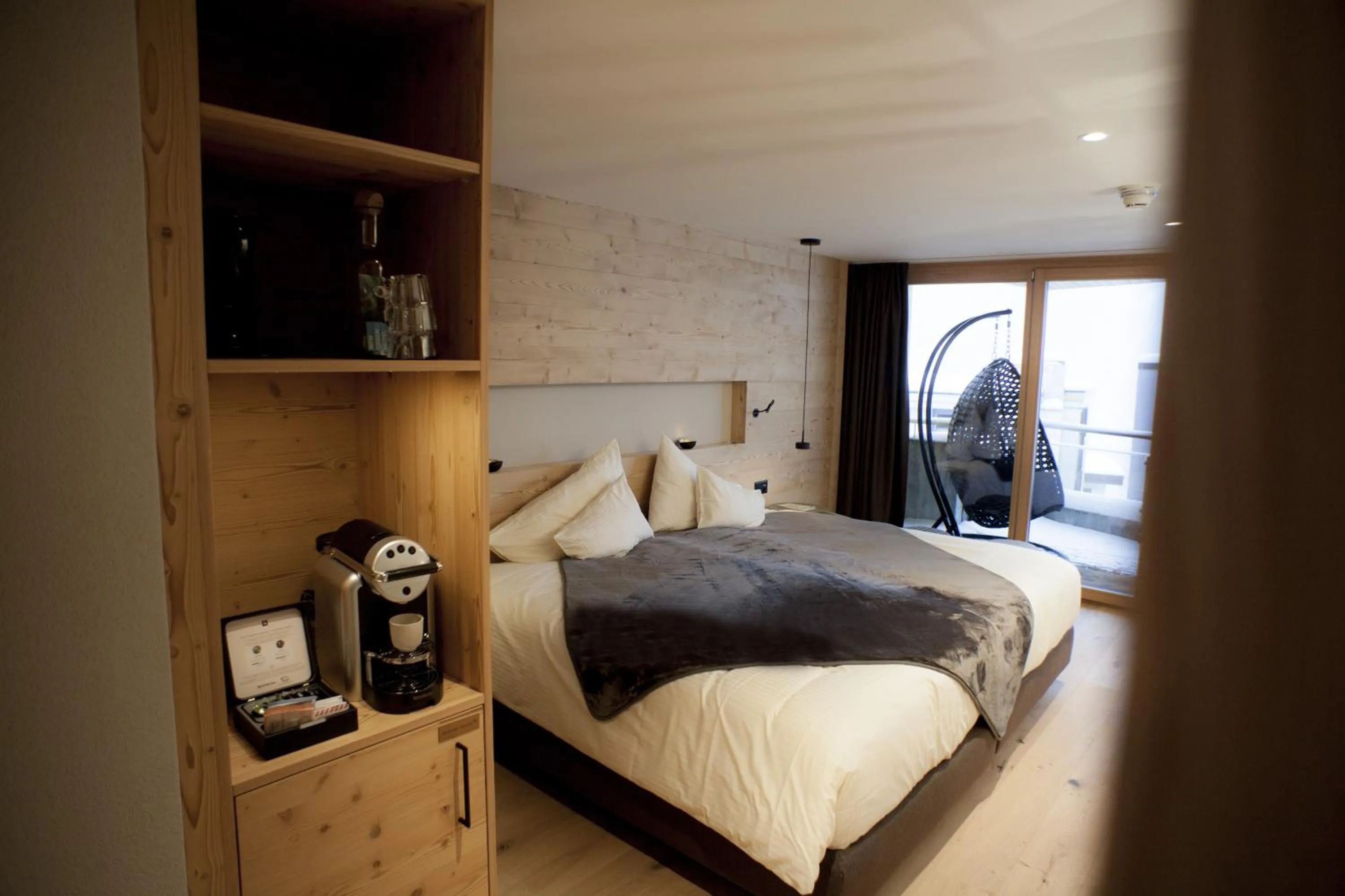 Coffee/tea facilities, Bed in Eiger Mountain & Soul Resort