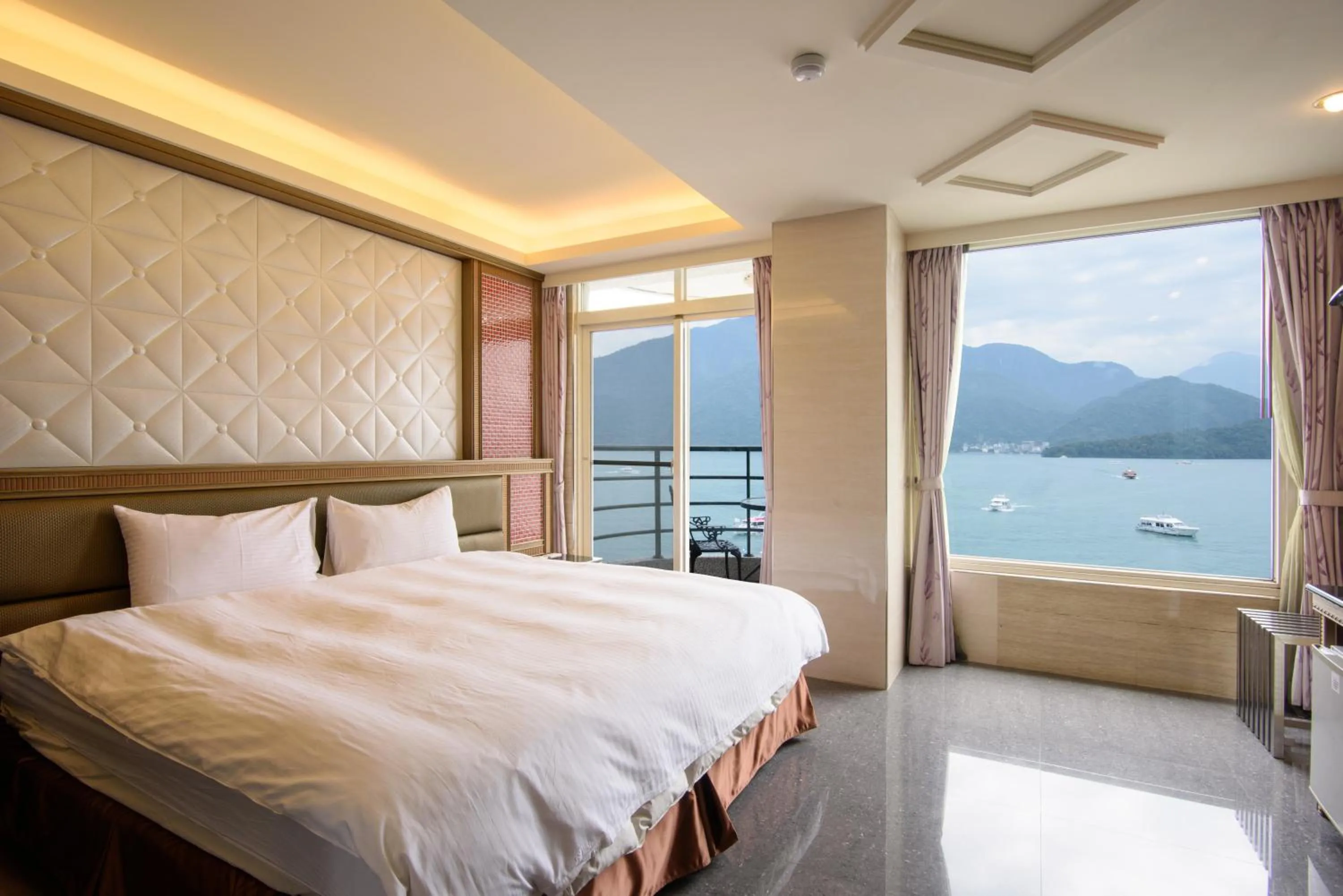 Photo of the whole room, Bed in Shui Sha Lian Hotel - Harbor Resort