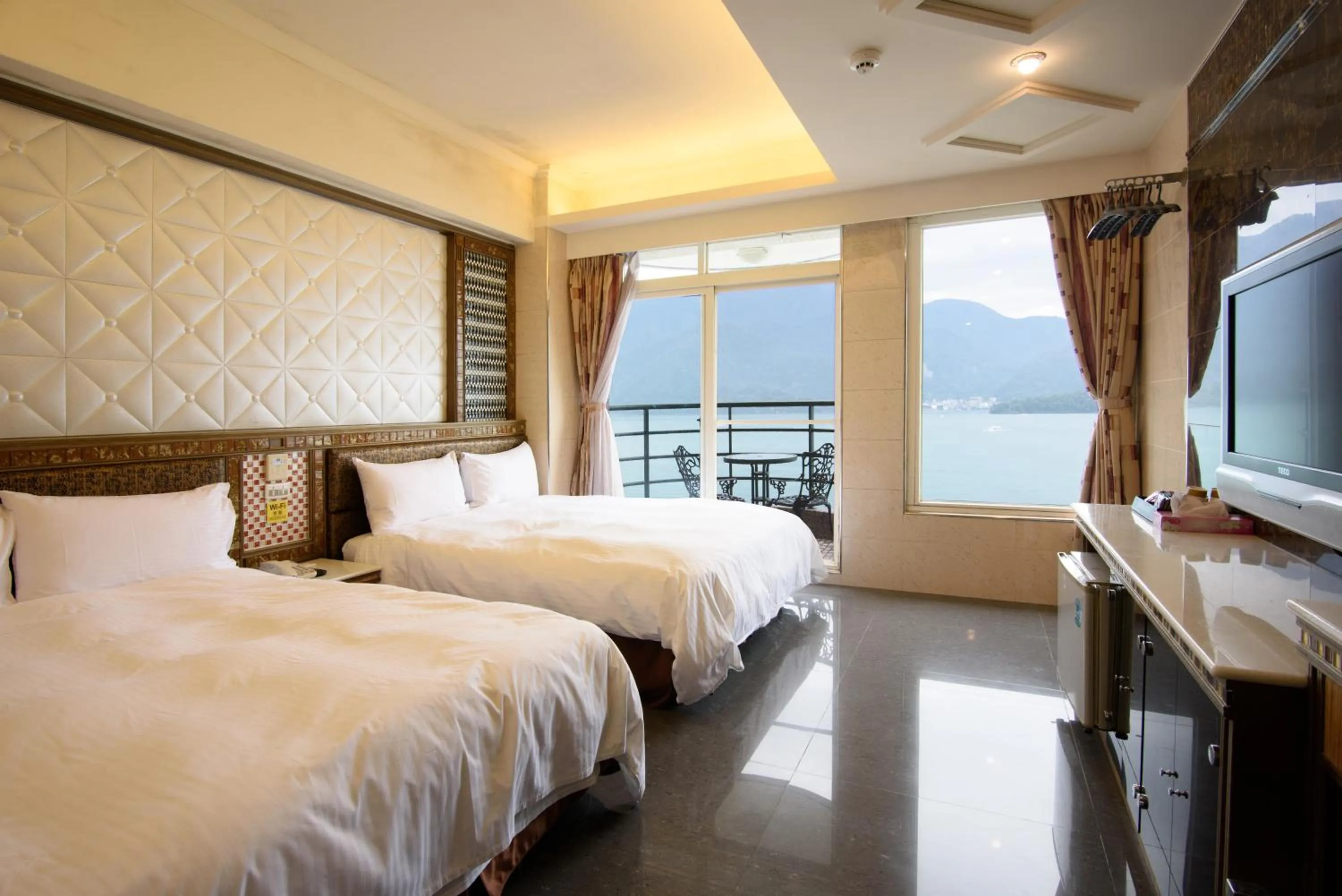 Photo of the whole room, Bed in Shui Sha Lian Hotel - Harbor Resort