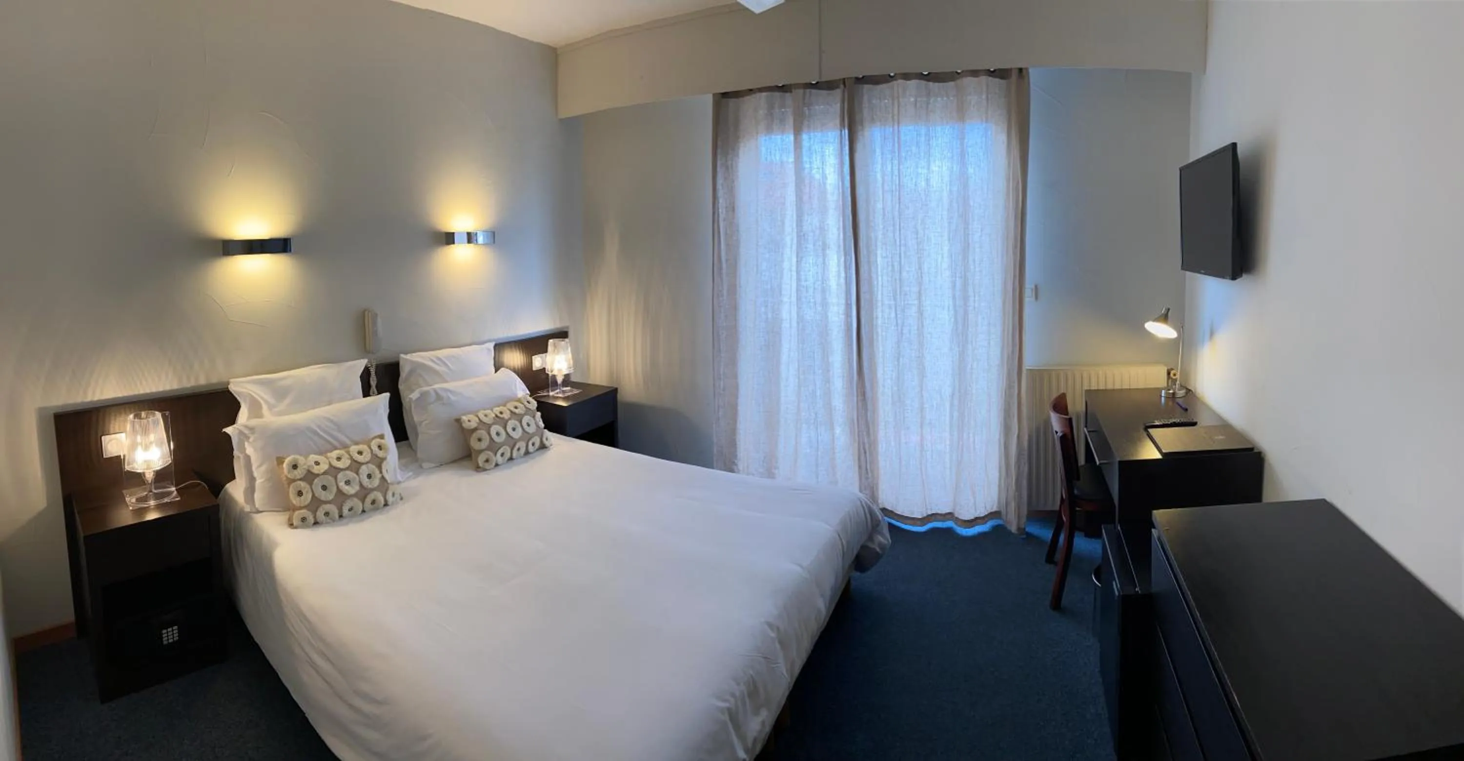 Bed in Hôtel Neptune