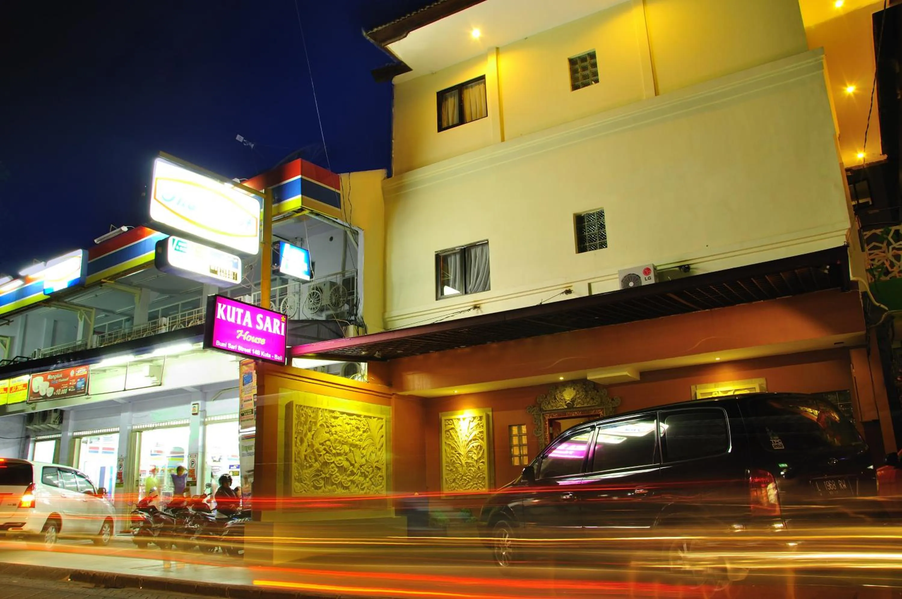 Facade/entrance in Kuta Sari House