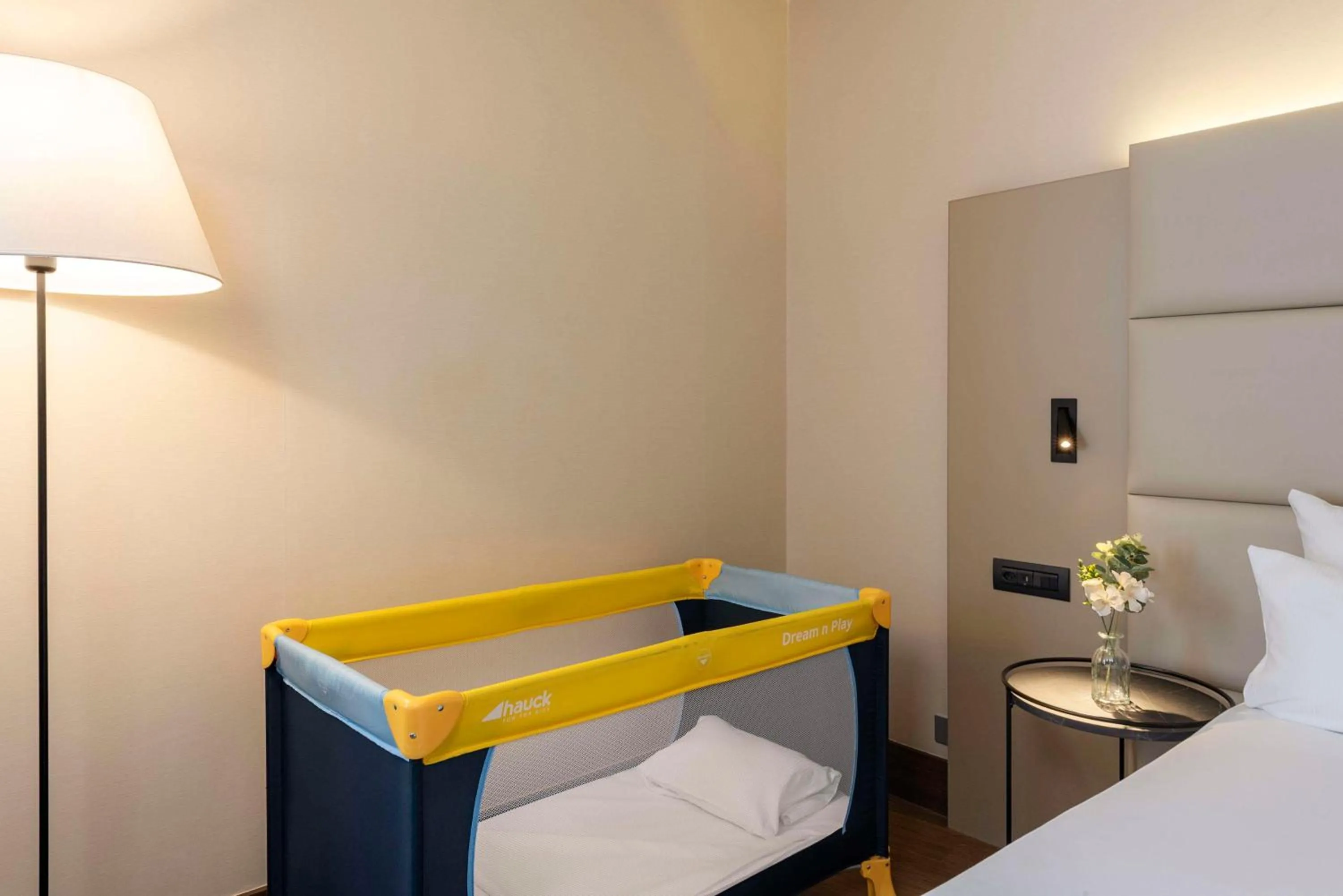 Bedroom, Bed in NH Geneva Airport Hotel