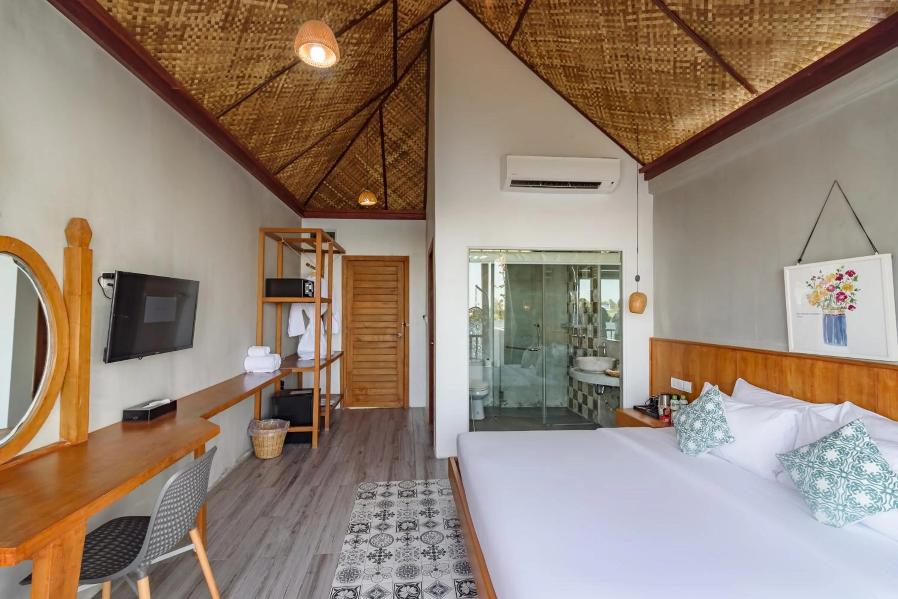 Photo of the whole room, Bed in Phka Kravan Boutique