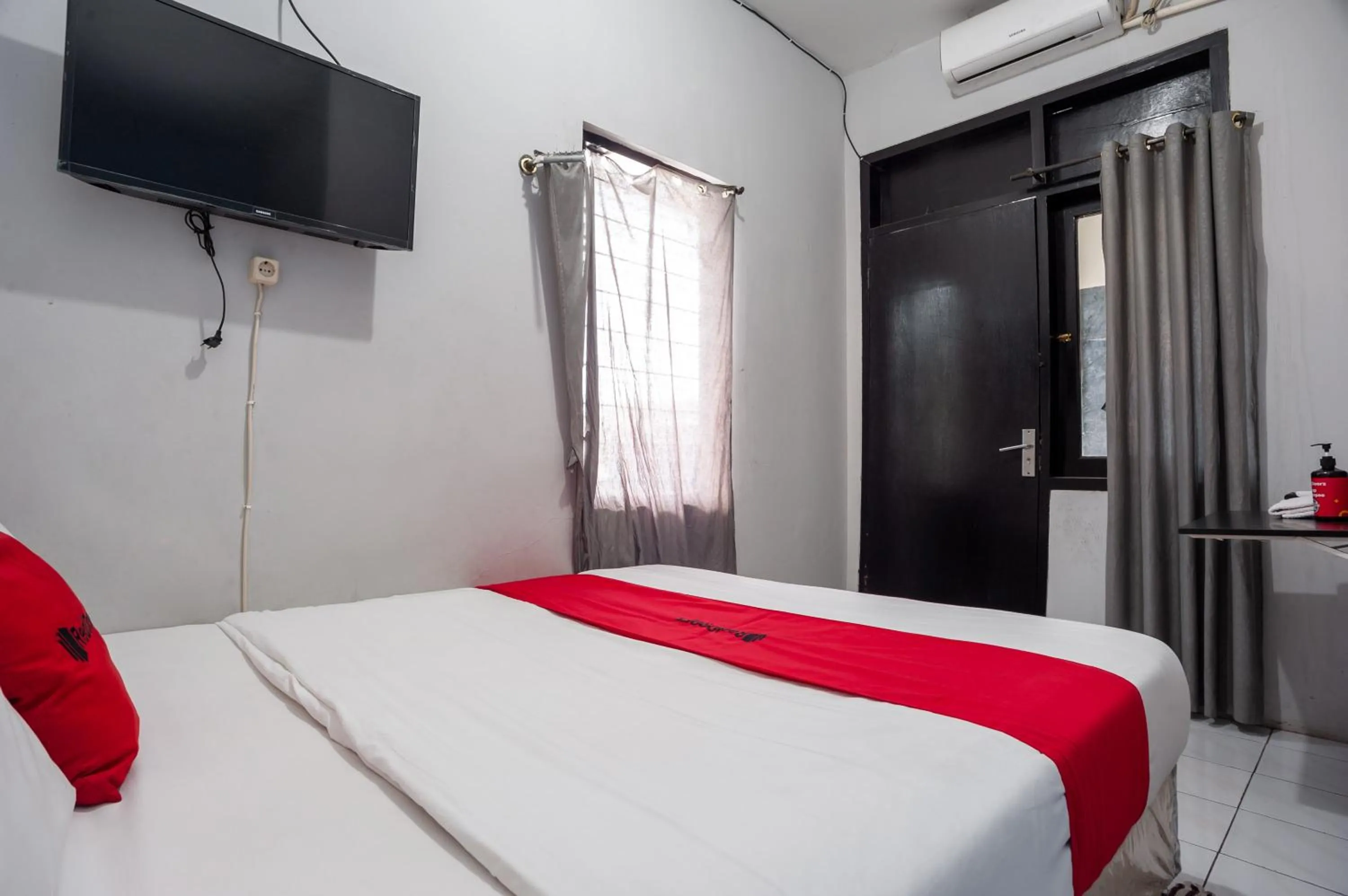 Bedroom, Bed in RedDoorz near Margonda Raya