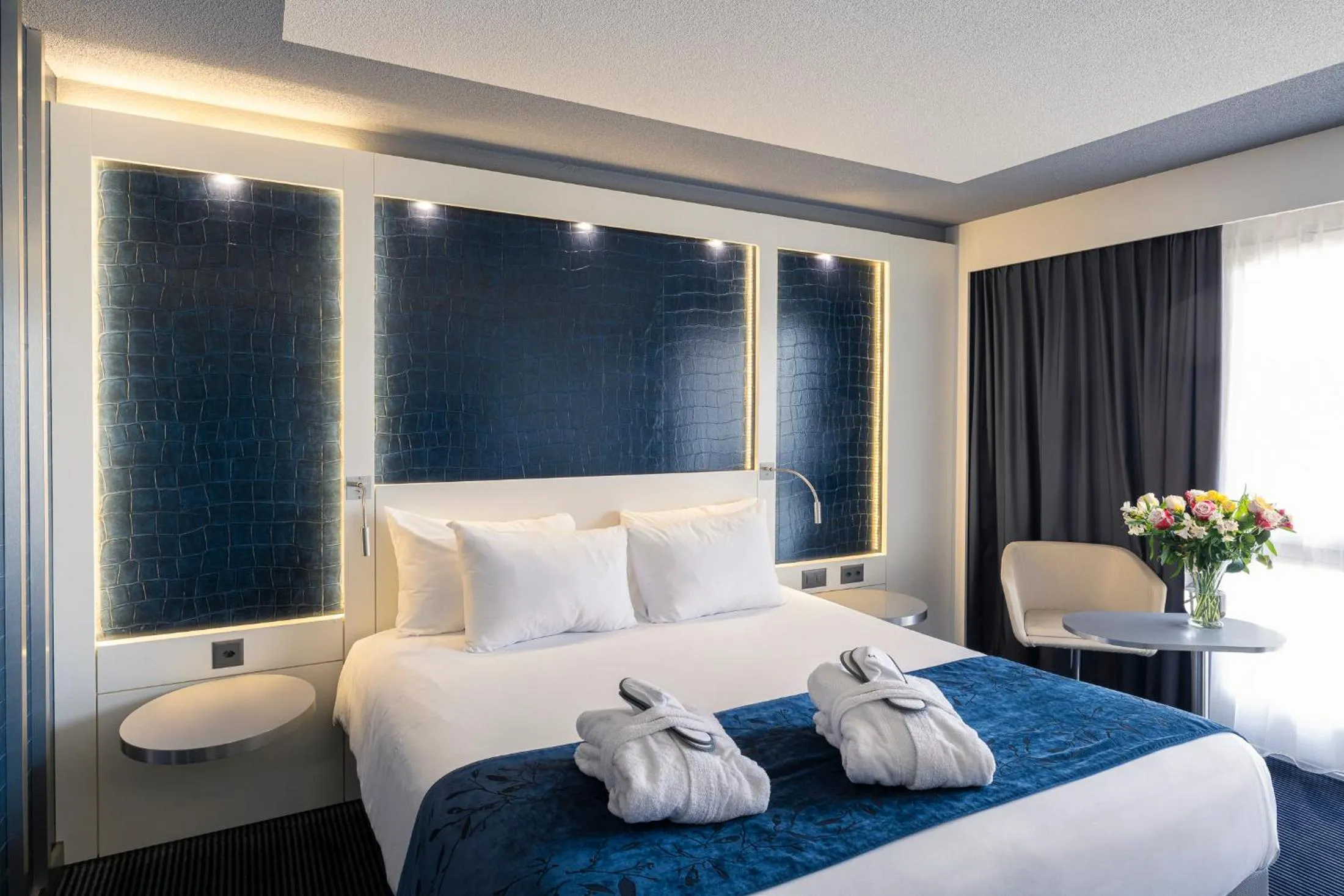 Photo of the whole room, Bed in Mercure Biel