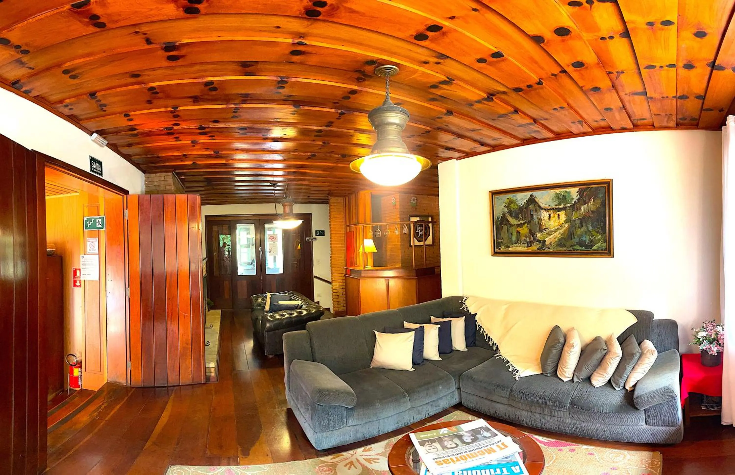 Communal lounge/ TV room in Pousada Atalaia Capivari