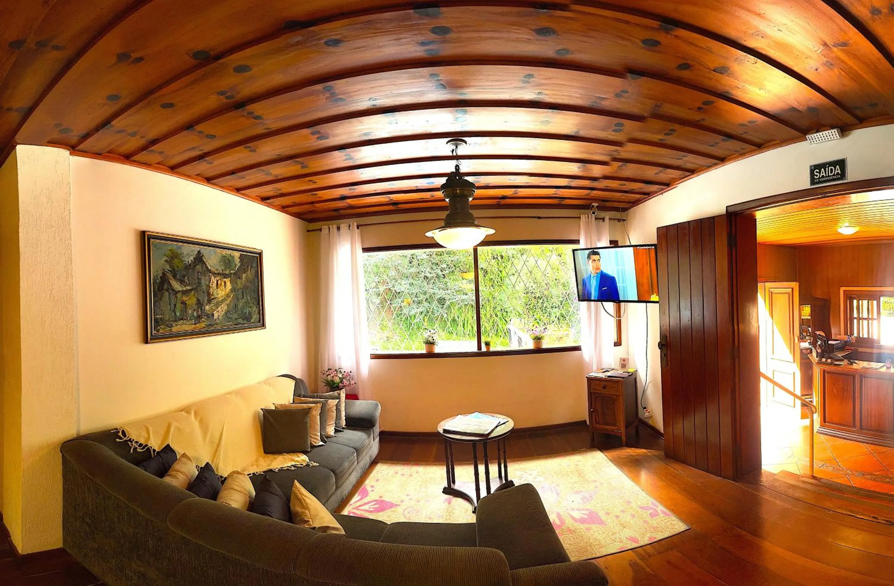 Communal lounge/ TV room in Pousada Atalaia Capivari