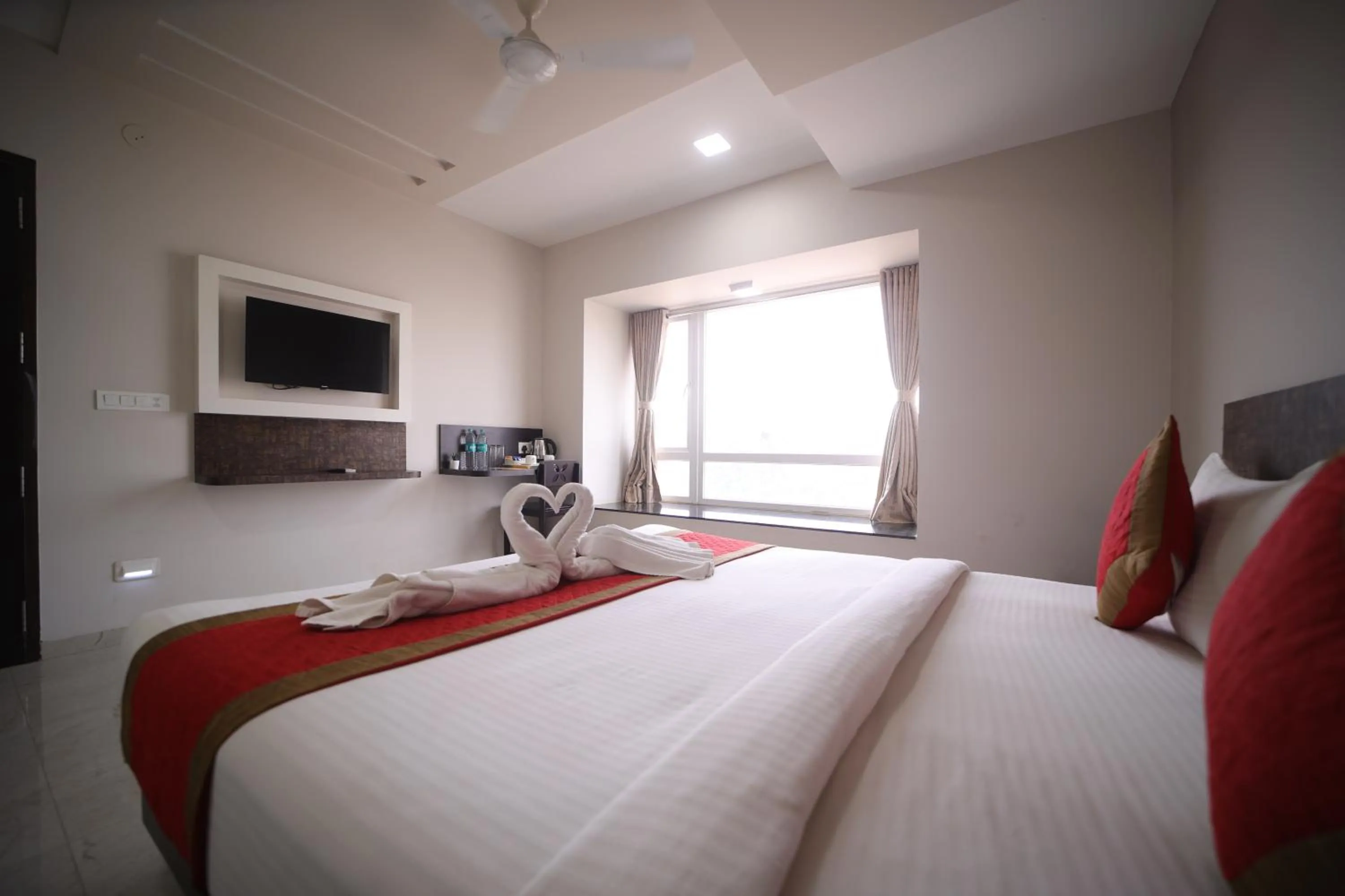 TV and multimedia, Bed in Hotel Rahul Palace Belgaum