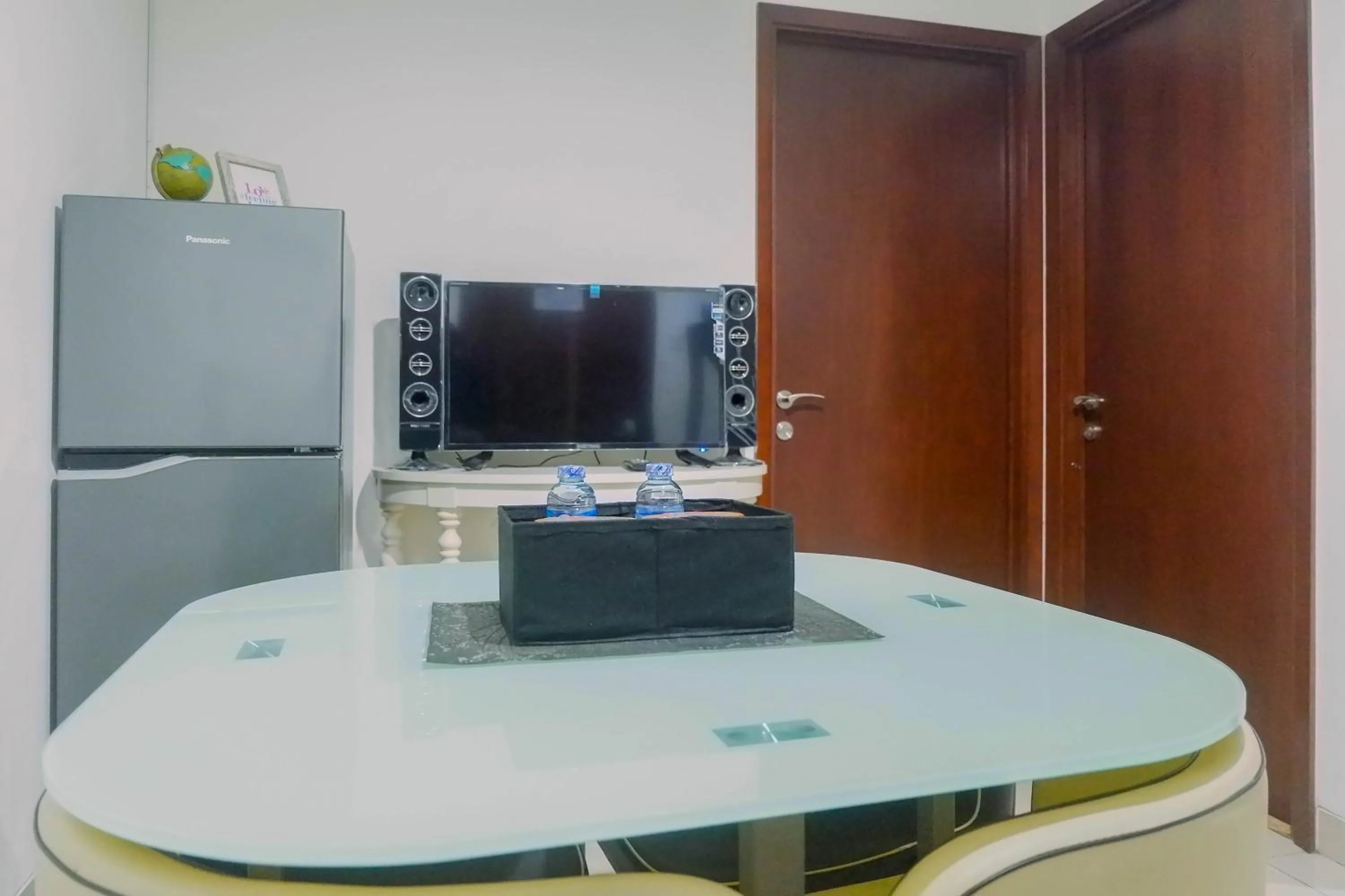 Dining area in Lavish 2BR Apartment at Grand Sungkono Lagoon By Travelio