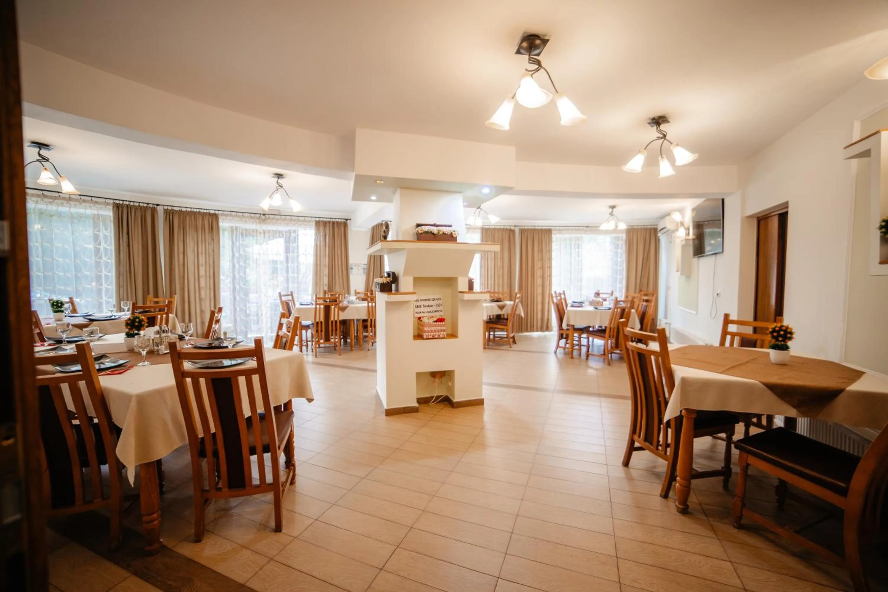 Restaurant/places to eat in Pensiunea Floare de Colţ