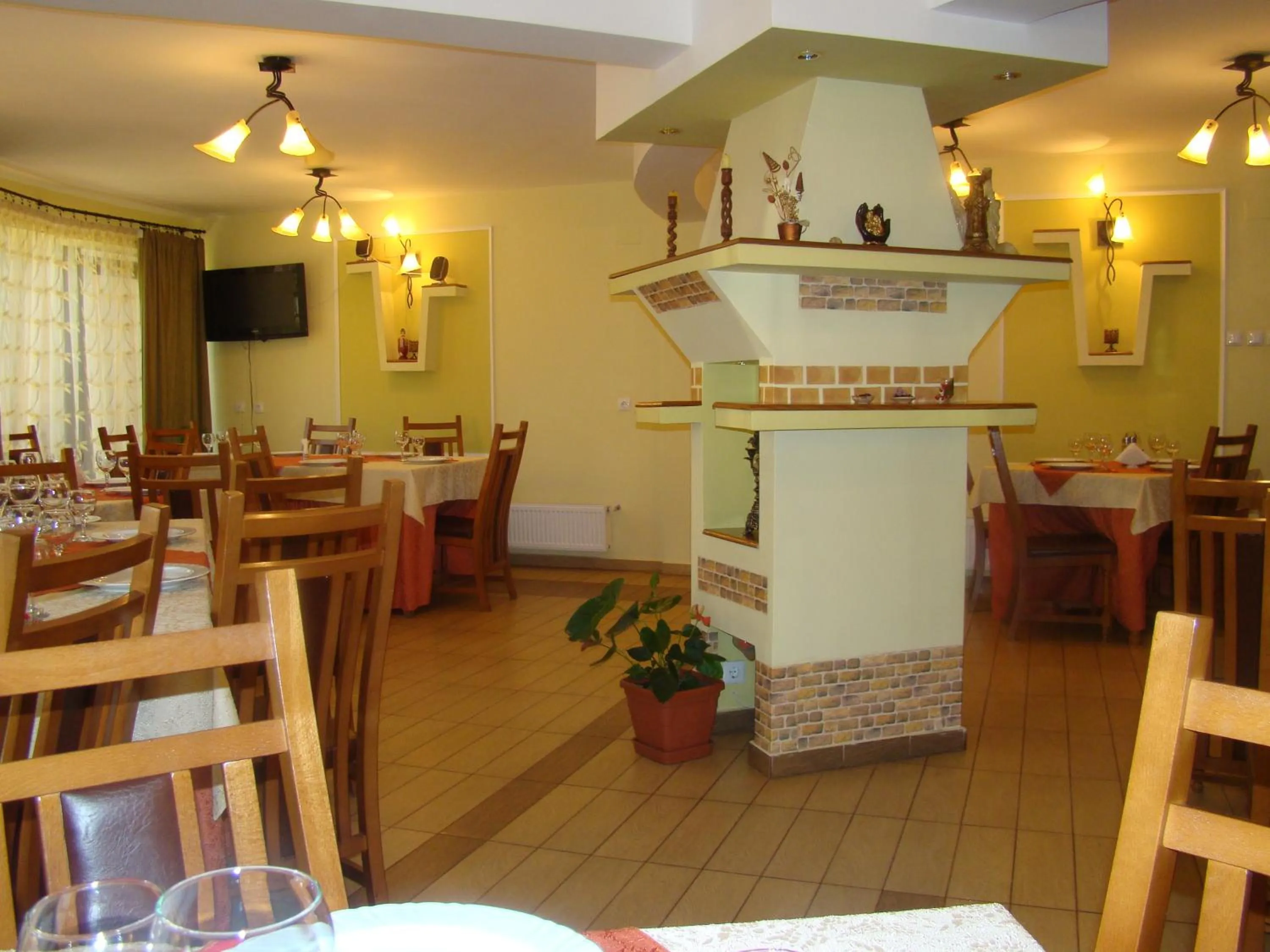 Restaurant/places to eat in Pensiunea Floare de Colţ