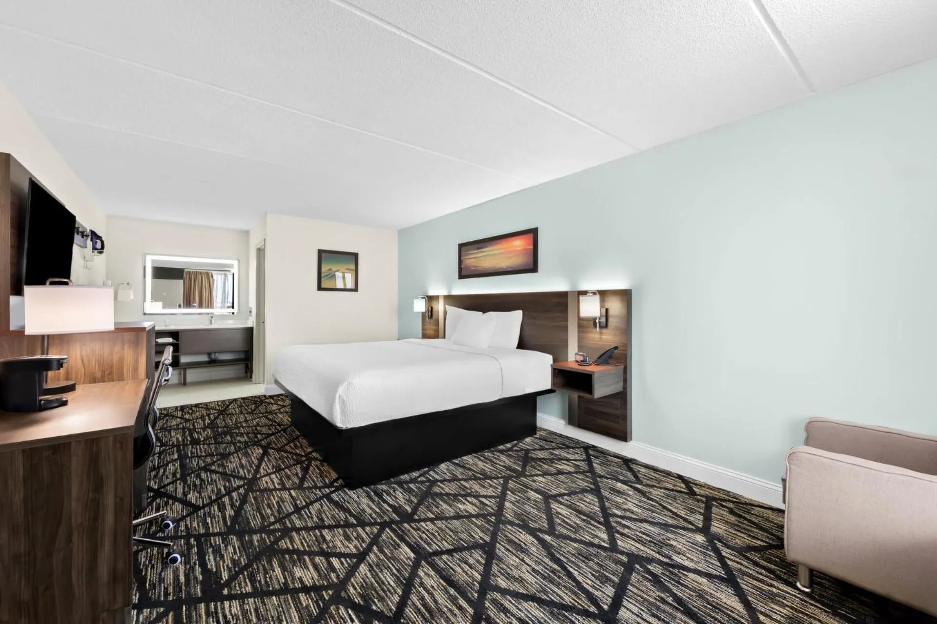 Communal lounge/ TV room, Bed in Days Inn & Suites by Wyndham Pigeon Forge