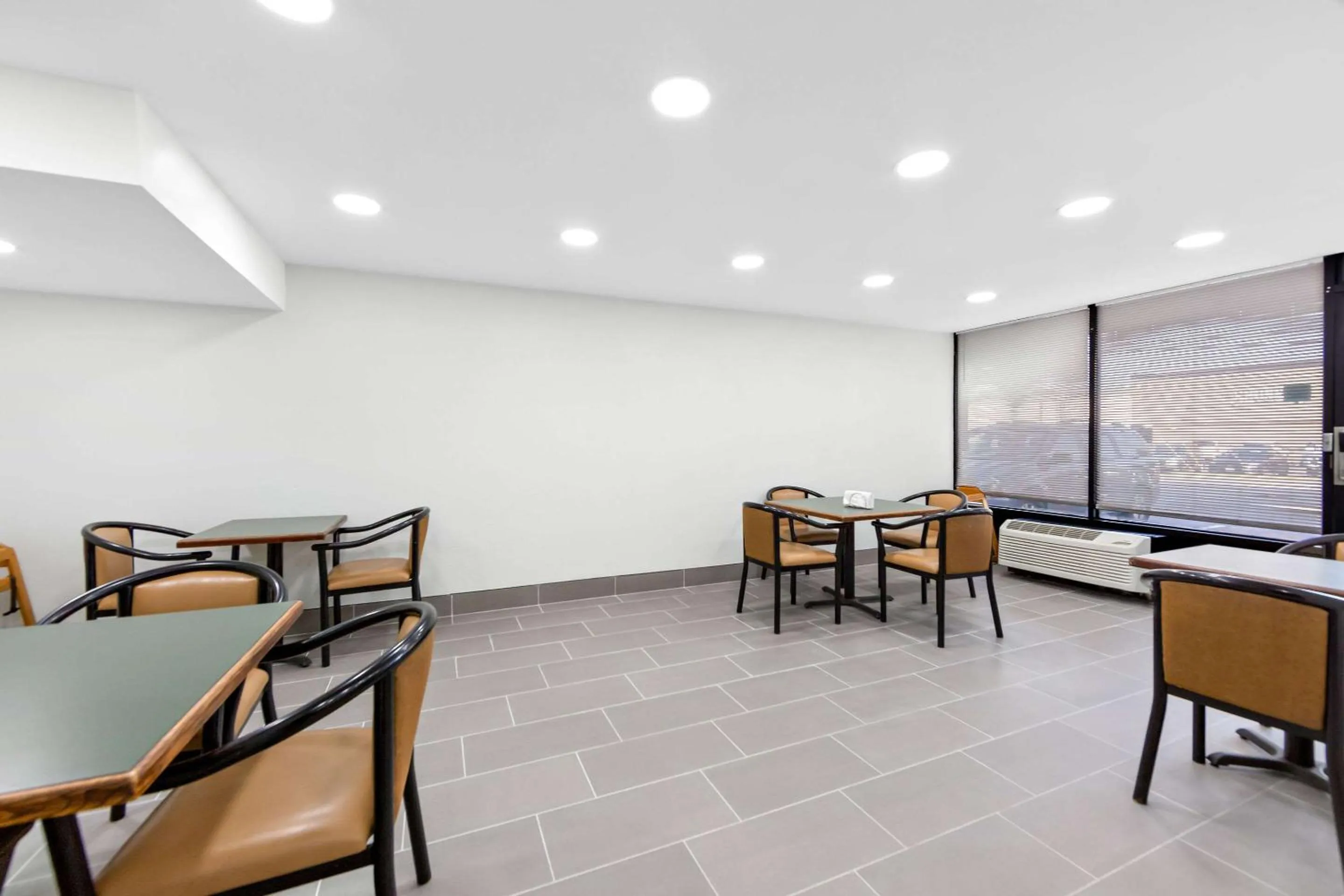 Breakfast in Days Inn & Suites by Wyndham Pigeon Forge